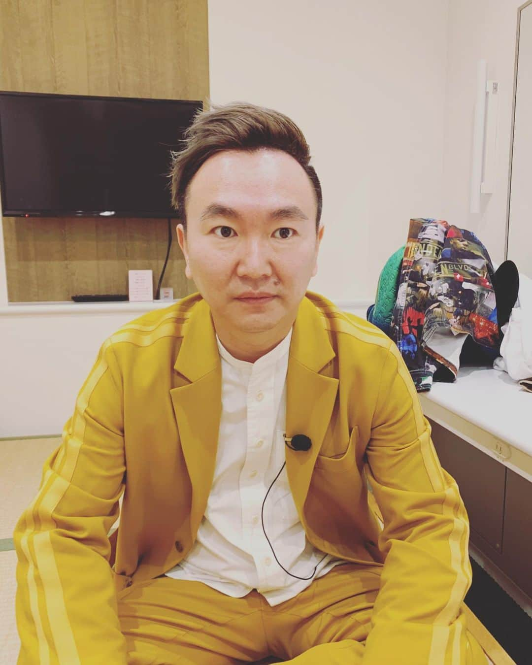 山内健司（かまいたち）さんのインスタグラム写真 - (山内健司（かまいたち）Instagram)「。 オーシャン東京の高木さんに髪をやってもらいましたー😆😆😆  おしゃれーーー😂  今度高木さんとゴルフ行く約束したんだー😆😆😆  2枚目は、前に番組企画で髪を染めた時にブリーチして髪染めて、そのあとすぐ黒に戻してって3時間くらいで色々やったから髪がギチギチになったんだけど、高木さんにオーシャンの洗い流さないトリートメントもらって毎日使ってたらもう治りました🛀  そして追加で５つ買いました👍  これは超おすすめです👊  僕はミルクタイプを使ってます🛀  女子はオイルタイプ派が結構多いらしいです🛀🛀🛀  #oceantokyo  #かまいたち山内  #時計がお揃いだった  #嬉しい」9月18日 7時13分 - sneakerkenji0117