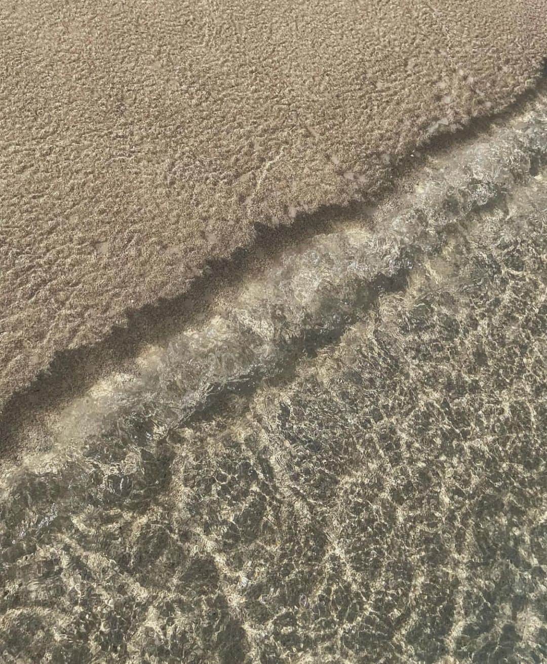 宮内理沙のインスタグラム：「広告の撮影で沖縄と石垣島に来ていました📸🌺 海の方でウェディングドレス着たのも初めてだったし石垣島に行ったのも初めてだったのでとにかく新鮮で楽しかったです☺️✨ リリースの関係でまだブランドは言えないのでまた改めて載せさせていただきます🙏🌹 石垣島数時間しか滞在してないから今度は色々観光もしてみたいな😋  #沖縄 #石垣島」