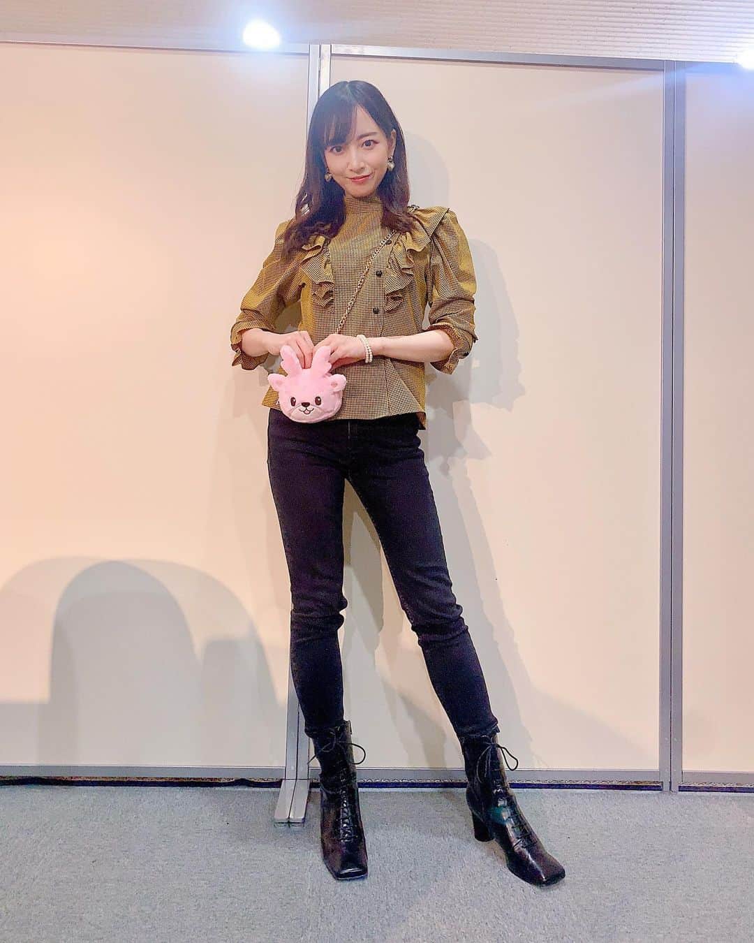 長谷川萌美さんのインスタグラム写真 - (長谷川萌美Instagram)「. . 「岩下の新生姜ミュージアム」にて アコースティックライブでした！ もう7回目！ありがたいです✨ ブログに書いていた いつもと違う挑戦！ それは、 アコースティックギターではなく 全編、エレキギターに挑戦することでした！ セットリストもその仕様に組みました🎼❤️ こちらのフェンダー赤の🎸 岩下社長がプレゼントして下さいました！✨ 岩下の新生姜カラーである ピンクではなく！ イメージカラー…っていうのかな？ 私の赤色をくださいました！ ありがとうございます🥹 嬉しすぎる！ 下アングルから撮っていただきました🤳 本番まで緊張しましたが 感動でした！楽しかったー！ グランドピアノや エレキギターでの 弾き語りで カバー曲は、 「茜さす」 「歌うたいのバラッド」 「SWEET MEMORIES」 「深い森」を歌わせていただきました🍁 秋らしい楽曲や ピンクのイメージなど💓 お越し下さった方、 ありがとうございました！😊 いかがでしたか？ 応援してくださった方も ありがとうございました！☀️ . そして次回の開催が決定いたしました！🎉💝 12/10(土)  【岩下の新生姜 × Bitter & Sweet アコースティックライブ Vol.8 ～Winter～】 入場・観覧無料です！ ぜひお越しください🎄❄️❤️  #岩下の新生姜ミュージアム  #岩下の新生姜 #fender  #Autumn #winter #ビタスイ  #アコースティックライブ #長谷川萌美」9月17日 22時53分 - moemi_hasegawa