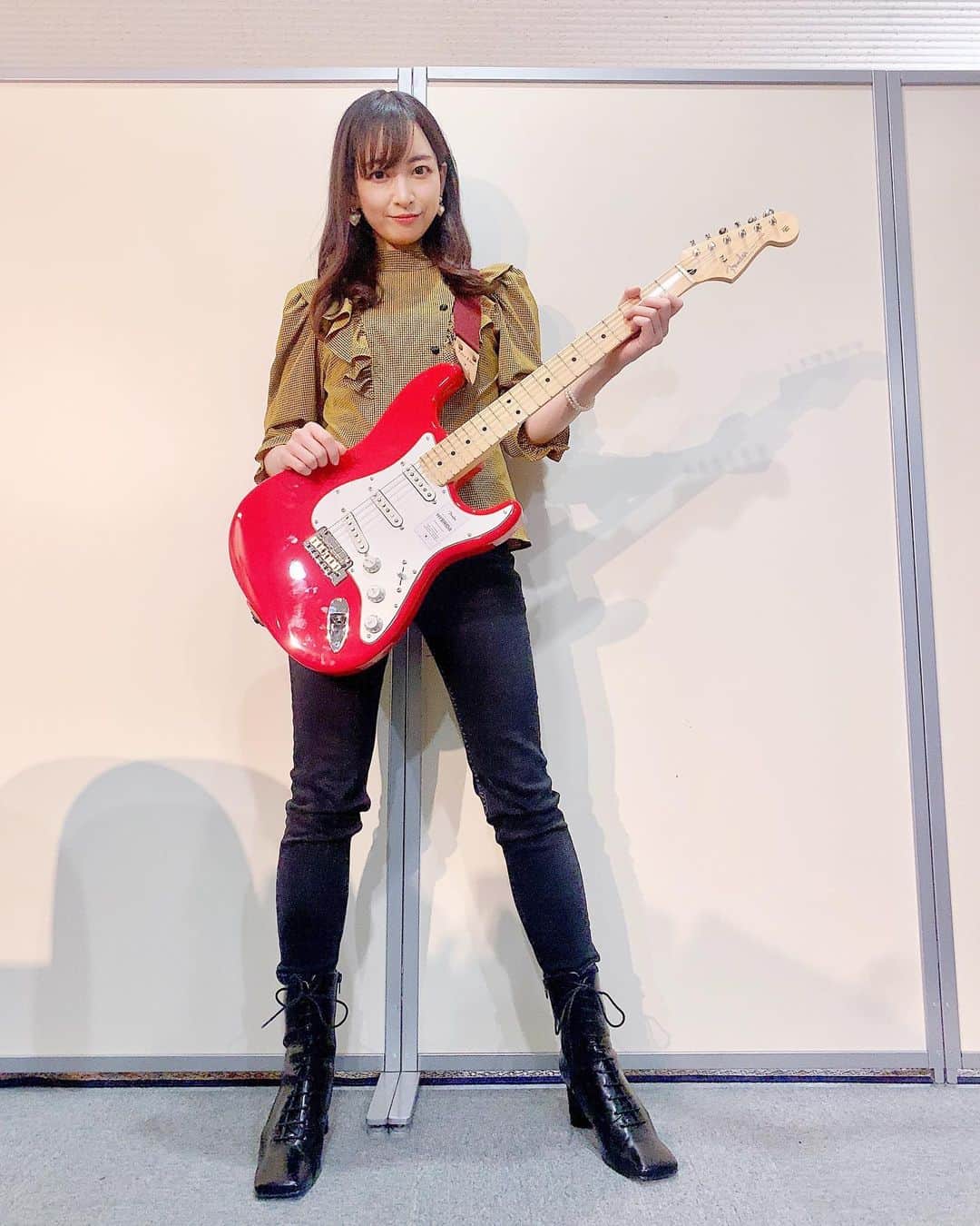 長谷川萌美のインスタグラム：「. . 「岩下の新生姜ミュージアム」にて アコースティックライブでした！ もう7回目！ありがたいです✨ ブログに書いていた いつもと違う挑戦！ それは、 アコースティックギターではなく 全編、エレキギターに挑戦することでした！ セットリストもその仕様に組みました🎼❤️ こちらのフェンダー赤の🎸 岩下社長がプレゼントして下さいました！✨ 岩下の新生姜カラーである ピンクではなく！ イメージカラー…っていうのかな？ 私の赤色をくださいました！ ありがとうございます🥹 嬉しすぎる！ 下アングルから撮っていただきました🤳 本番まで緊張しましたが 感動でした！楽しかったー！ グランドピアノや エレキギターでの 弾き語りで カバー曲は、 「茜さす」 「歌うたいのバラッド」 「SWEET MEMORIES」 「深い森」を歌わせていただきました🍁 秋らしい楽曲や ピンクのイメージなど💓 お越し下さった方、 ありがとうございました！😊 いかがでしたか？ 応援してくださった方も ありがとうございました！☀️ . そして次回の開催が決定いたしました！🎉💝 12/10(土)  【岩下の新生姜 × Bitter & Sweet アコースティックライブ Vol.8 ～Winter～】 入場・観覧無料です！ ぜひお越しください🎄❄️❤️  #岩下の新生姜ミュージアム  #岩下の新生姜 #fender  #Autumn #winter #ビタスイ  #アコースティックライブ #長谷川萌美」