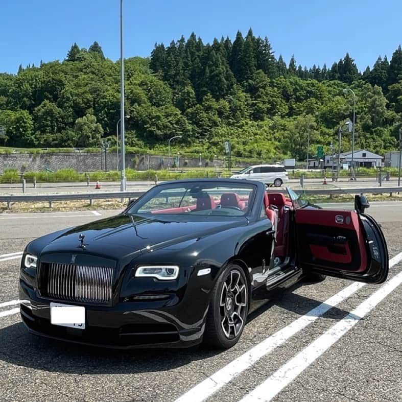 西片かずひろのインスタグラム：「もっとバレーサービス増やしてくれ  #rollsroyce #rollsdawn #dawn #ロールスロイス #ロールスロイスドーン」