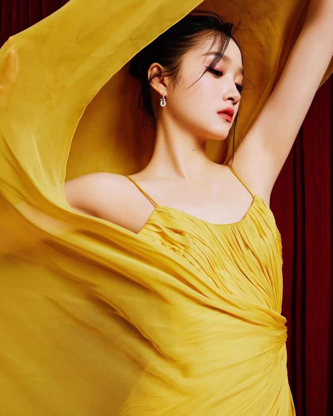 クアン・シャオトン（Guan Xiaotong）のインスタグラム：「💛HBD🎂2⃣️5⃣️✌🏻」