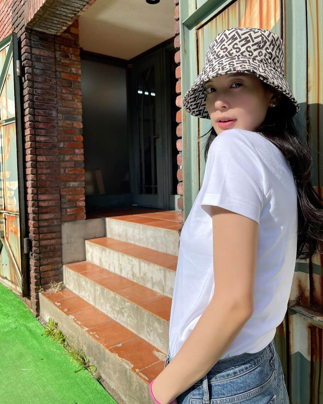 のインスタグラム：「この帽子かぶりすぎ問題😳  遡ったら冬の投稿もこれだった🤣」