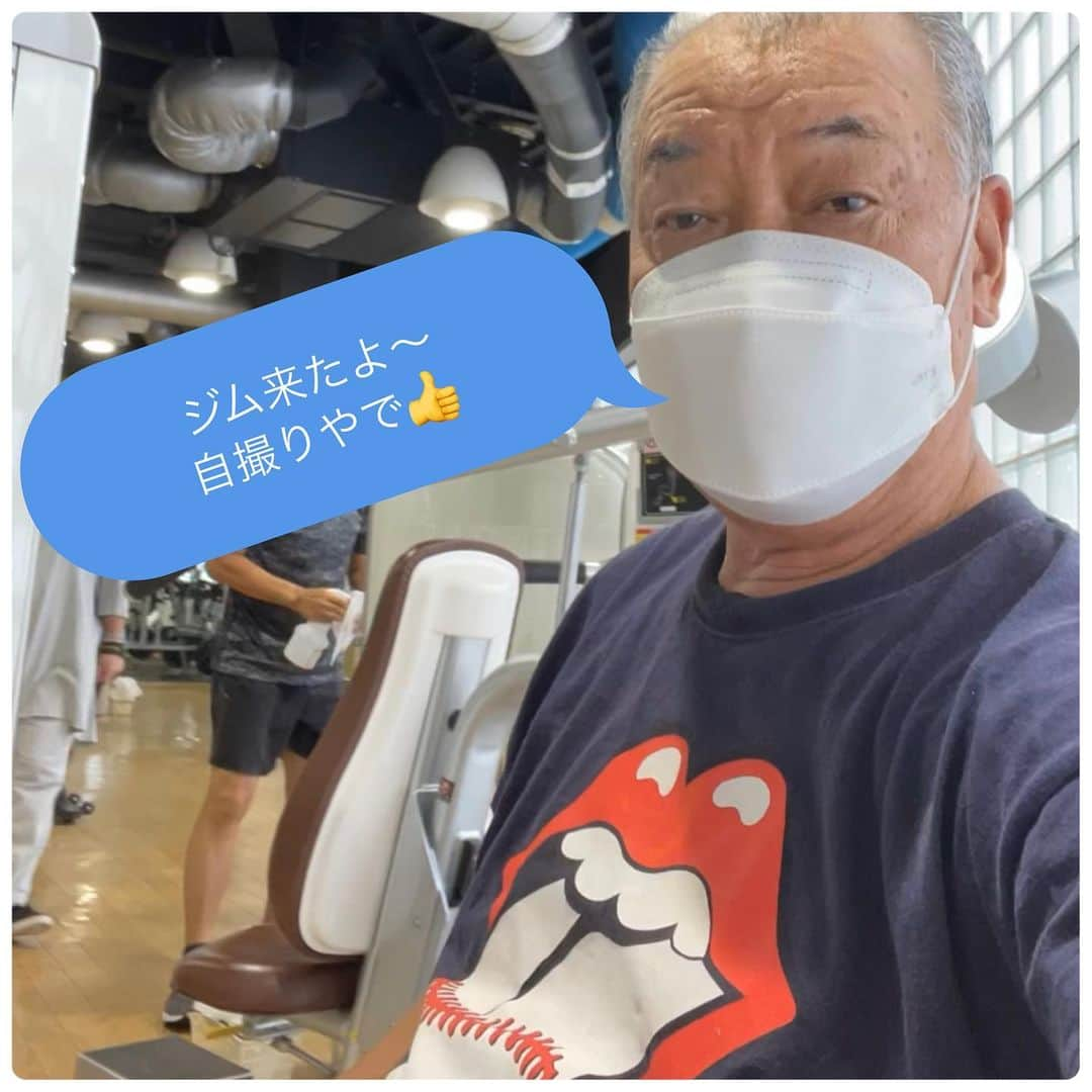 福本豊さんのインスタグラム写真 - (福本豊Instagram)「こんばんは。 昨日は嬉しいお客さんがあって少々飲みすぎてコメントの返信が出来なかった福本豊です。←今夜も名乗る。 たくさんコメント頂いてたのでジムから帰って返信してたら野球始まって大忙し（笑）  バファローズ、さすがはエース山本由伸投手、味方の得点を守り切ったね。そして効率の良い攻撃でした。１歩前進！。このまま明日の宮城大弥投手にも頑張ってもらいましょう‼️ホークスも板東湧悟投手、よく投げたよ。味方の援護がなかったのが可哀想やったけ自信になったと思います。パ・リーグはホークスとバファローズの一騎打ちの感じになってきたね。明日、明後日の直接対決２連勝できたら最高やけどなぁ…  タイガース、残念でした。追い上げたけどね。佐藤輝明選手に久しぶりのホームランも出たし。後ろからジャイアンツ、カープがヒタヒタと迫ってきています。ホンマに気を許せない状況です。明日、明後日はスワローズ戦。首位を慌てさせて、ジャイアンツ、カープを引き離したいですね←ここは他力本願。明日は移動ゲームやけど台風接近中。試合できるかなぁ…  昨日はGOODJOB女子硬式野球部の米田咲良選手が訪ねて来てくれました。彼女のお父さんと飲み友達で、学生時代から応援してる選手です。タオル、缶バッジ、キーホルダーをお土産に頂きました！ぜひ女子野球も注目してみてくださいね❗️  ジム行ったよー。自撮りもしたよー。やってる感満載の写真にしときました（笑）  本日の「一日一甘」は米田咲良選手からもらった宮城県「菓匠三全」の「萩の調べ 煌 ホワイト」ネットで調べたら宝塚ファンにはお馴染みの✌️「萩の月」の会社が「グランスタ東京」と「エキュート品川」のお店だけで販売してるお菓子やったわ。貴重品やん！ふわっふわミルク味で美味しかったです（グルメな感じで言ってみる）。旨かった‼️咲良ありがとう。  明日はボク中田良弘氏とサンテレビの解説なんやけど…てるてる坊主は台風には効かんかな😓？  また明日  #コメントの返信が出来なかった #オリックスバファローズ #山本由伸 投手 #宮城大弥 投手 #ソフトバンクホークス #板東湧悟 投手 #直接対決２連勝できたら最高 #阪神タイガース #残念 #佐藤輝明 選手 #読売ジャイアンツ #広島カープ #ヤクルトスワローズ #台風接近中 #試合できるかなぁ #GOODJOB女子硬式野球部 #米田咲良 選手 #菓匠三全 #萩の調べ煌ホワイト #中田良弘 #一日一甘 #野球じーさん #朝日放送 #サンテレビ #報知新聞 #暫定野球界最高齢インスタグラマー #大阪観光大使 #阪急ブレーブス #背番号７ #福本豊」9月18日 0時03分 - yutakafukumoto_official