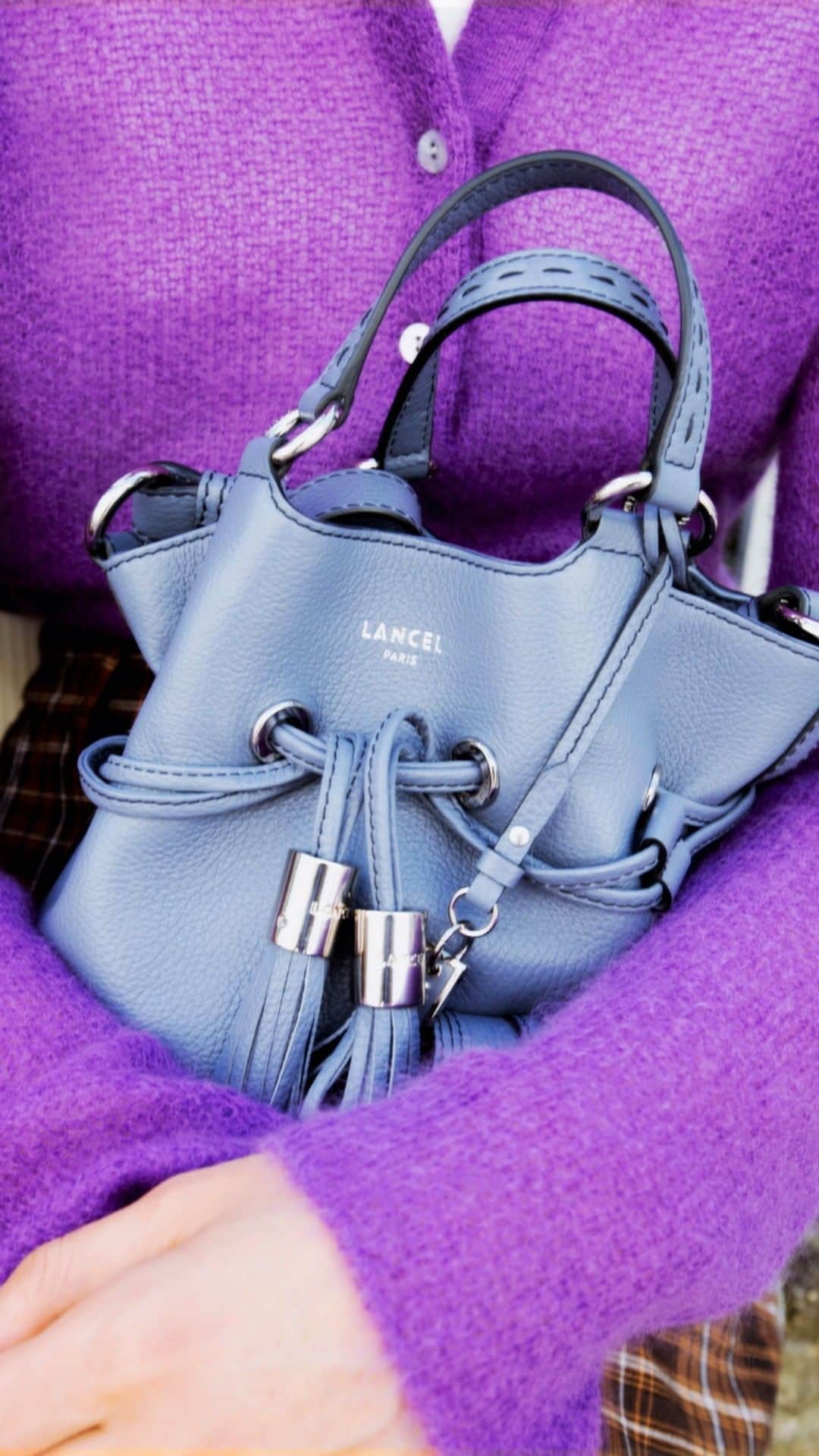 ランセルのインスタグラム：「Hugging my Premier Flirt with Love  Premier Flirt – Grained Leather – Cement   Jamais loin de moi  Premier Flirt – Cuir Grainé – Ciment  #PremierFlirt #FW22 #Lancel」