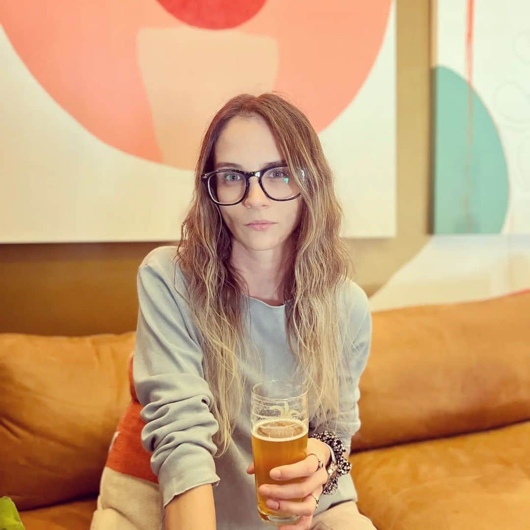 ブリタニ・クラインのインスタグラム：「Weekend vibes in Happy Valley featuring a delicious bubble gum hefeweizen from @antifragilebrewco. 🍻 #Pennsylvania」
