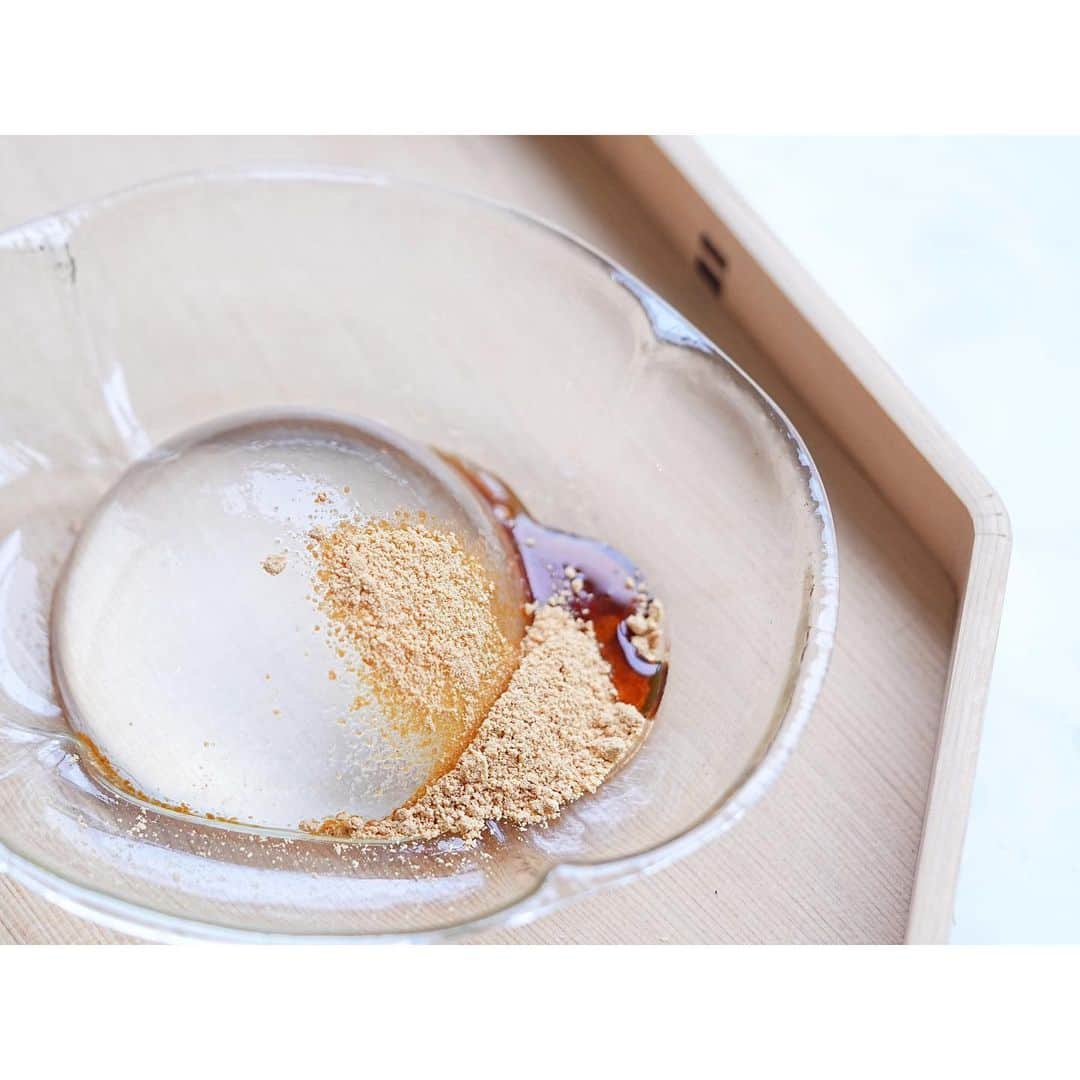 石井美保さんのインスタグラム写真 - (石井美保Instagram)「京都土産 福壽堂秀信の水わらび餅👀これ食べてみたかったのー。つるんとして美味しい。 ジメジメな今日のおやつに頂きました🙏🏻 @rinanapple ちゃんありがとね💗」9月18日 16時53分 - miho_ishii