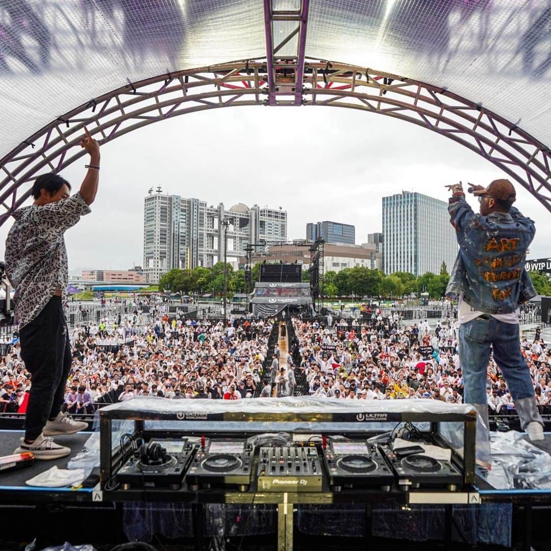 DJ TORAのインスタグラム：「Thank you for the best stage ever! with AK-69 @ak69_official   #ultrajapan #ultra #ultrajapan2022 #ウルトラジャパン #ak69 #djtora」