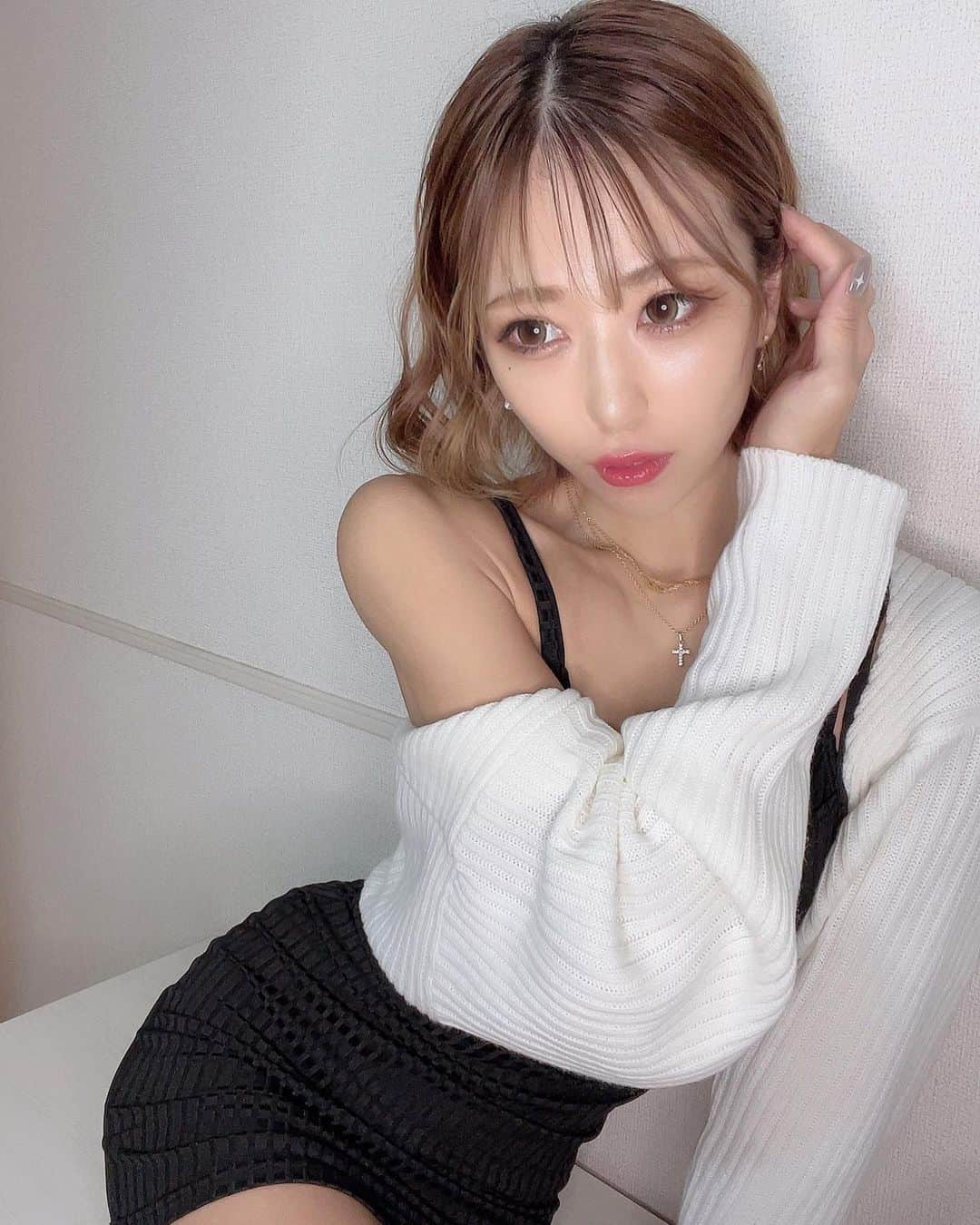 ゆらのインスタグラム：「嫌なことと向き合って経験して ちょっとずつ大人になるんだよね🫧  #me #selfie  #白ニット#ボブ#shein」