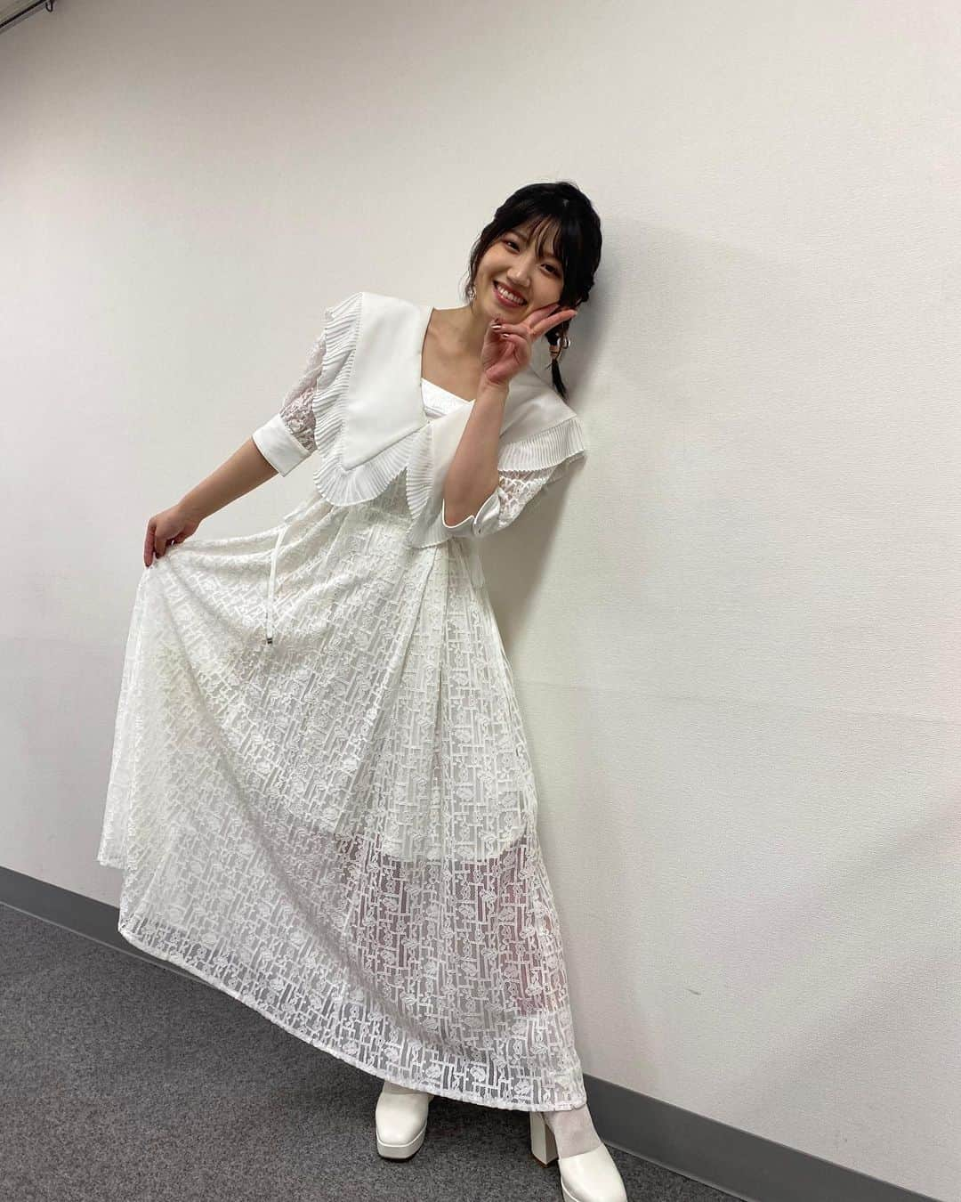 村山彩希さんのインスタグラム写真 - (村山彩希Instagram)「. 本日も全ての部で髪型を変えました✨  そして、大阪のお渡し会の衣装とは雰囲気を変えて白ワンピースに👗💛  #村山彩希1st写真集普通が好き  #ゆいりー #村山彩希  #akb48 #ふつりーが好き」9月18日 16時40分 - yuiri_murayama_1st