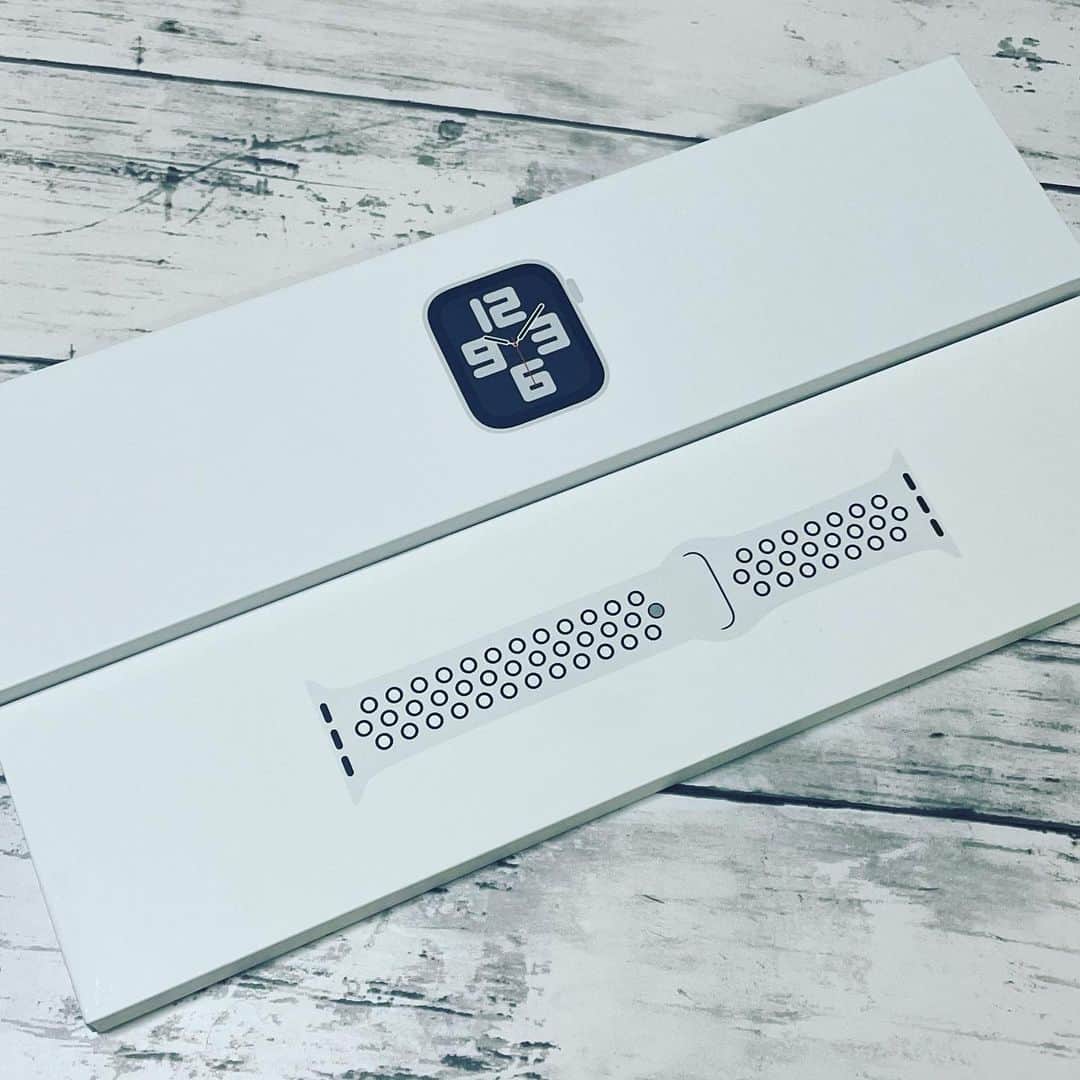 進藤あまねのインスタグラム：「Apple Watch SE ✨⌚️  ずっとどれにしようか悩んでいたら気づいた時には新作発売日になっていてすぐ新作をお迎えに行ってしまった( ˶ ̇ᵕ​ ̇˶) 初期ベルトはフッ軽ちゃんの色違いにした✌ （ジャンケン✊✌️）  #applewatch #ねすぐらむ」