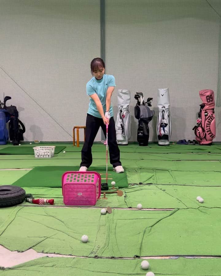 寺本明日香のインスタグラム：「⛳️レッスン3回目 ・ ・ ・ 打つ瞬間に 腰すでにひねっておきたい。 でも、それすると 安定に右へ🤦‍♀️Why そのままのフォームでラウンド出たら ボール30個くらいロスト🤦‍♀️(笑)  それを今は改善中。💪  ゴルフって体操でいう 平均台に近い感覚☺️ あと、同じことをひたすら地道に 練習するのが得意だし、楽しい😆  動画3つ目はさすがに 打てなかったwww😂  最近のプライベート😉」