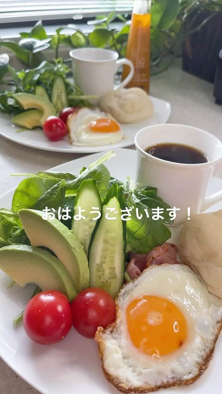 のインスタグラム：「おはようございます！ 今朝は雲の多い晴れ☀️ 台風の影響でしょうか蒸し暑いです。 季節変わりめでそろそろ身体の疲れもでやすいかと思います。 無理をしないでくださいね！　 九州地方の方は台風には十分お気をつけてください。 #おはようございます #朝食 #goodmorning #breakfast � #akitainu #dogsofinstagram � #秋田犬#秋田犬マグ#おはようマグ� #今朝のマグ� #白い食卓ロール � #サラダ#目玉焼き#越冬ニンジン #ホットコーヒー#珈琲� #水谷雅子#水谷雅子beautybook50の私� #水谷雅子の美容の秘訣シリーズ�」