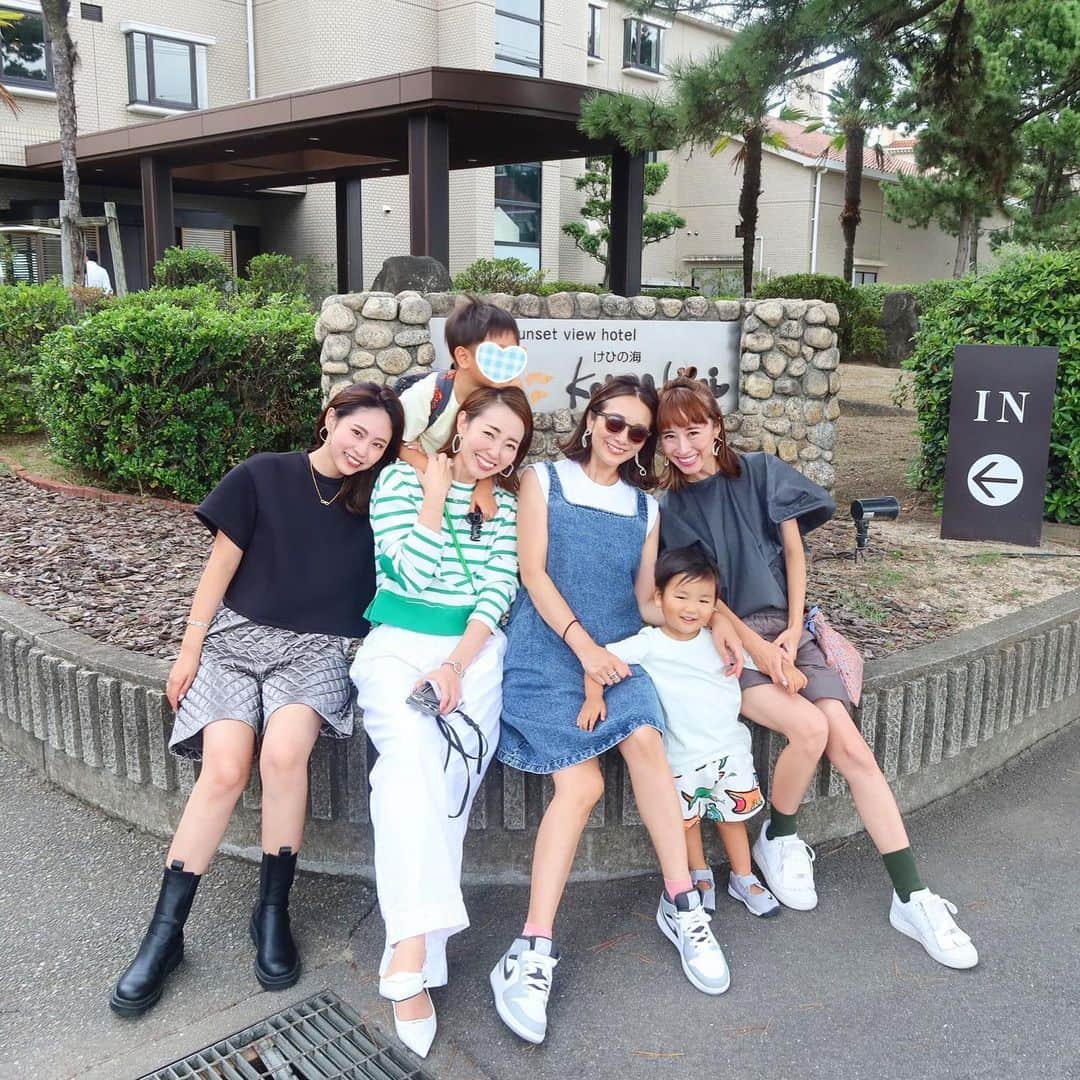 Mai Wakimizuのインスタグラム：「〜LINKABLE1泊2日の旅in淡路島〜前半 金曜日、お仕事を急いで終わらせて夕方から淡路へワープ！お夕食の時間がちょうどサンセットが抜群のタイミングで、普段ゆっくり見る機会がない分癒し効果絶大でした♡そして楽しみにしていた温泉に＼(^o^)／ゆっーくり星を見ながら温泉を満喫〜と言いたいところだけど子供達がいるとバッタバタよね。笑 そのまま夜中まで夜更かし頑張ったけどお布団に入ってからはリアルに5秒で夢の中でした。笑 トランプするの忘れててそれだけが後悔。笑 翌朝、中々起きないamiちゃんを起こす姿が面白すぎて♡(5枚目、実際はこれが2分ほど続いてる。笑)朝食後はプールサイドをお散歩してブランコ乗って♡にいにのことが大好きな息子は1日中後を追いかけてた。笑 兄弟ルックに萌♡ #linkable#けひの海#サンセットビューホテルけひの海#淡路島」