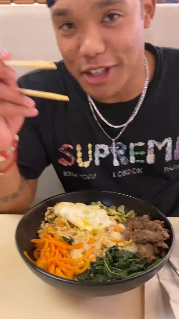 アディソン・ラッセルのインスタグラム：「I love food 🍲😋✌🏽#foodie」