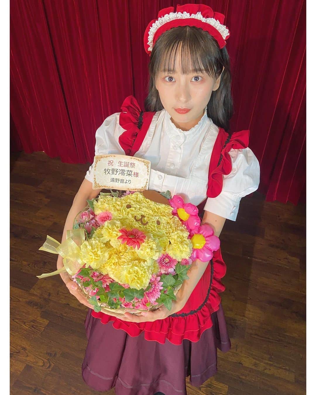 牧野澪菜のインスタグラム：「昨日のイベントでいただいた お祝いのお花🌼ありがとうございます⑅︎  これは、とんでもねぇーよ、可愛すぎる🥹💛 玄関にどーんと飾らせていただいてます⑅︎ . おでかけ前にいってきます。 帰ってきたらただいま。 見守ってくれるね🐶🍮 . #me#お花#ポムポムプリン」