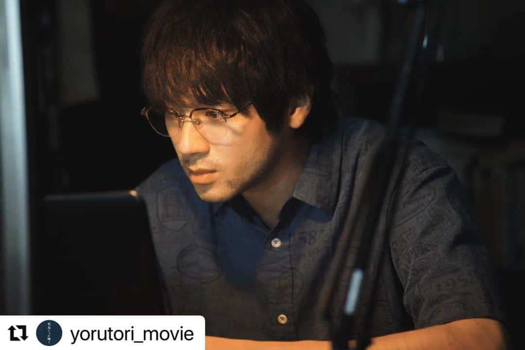 山田裕貴さんのインスタグラム写真 - (山田裕貴Instagram)「ありがとうございます！  #Repost @yorutori_movie  ・・・ . 🕊️〜𝐇𝐚𝐩𝐩𝐲 𝐁𝐢𝐫𝐭𝐡𝐝𝐚𝐲 〜🕊️  本日9/18は山田裕貴さんの誕生日🎂 おめでとうございます！  本作では若くしてデビューするも、 その後は鳴かず飛ばず。 自分を諦められない 小説家・慎一を演じております。  その鮮烈な熱演にご期待ください！  #夜鳥たちが啼く #夜鳥 #12月9日公開  #山田裕貴 #yukiyamada #松本まりか #marikamatsumoto #森優理斗 #中村ゆりか #カトウシンスケ #藤田朋子 #宇野祥平 #吉田浩太 #縄田カノン #加治将樹 #映画 #邦画」9月18日 11時03分 - 00_yuki_y