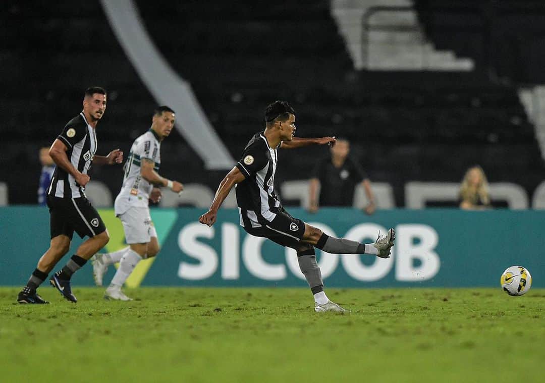 ダニーロ・バルボサのインスタグラム：「+3 pontos importantes conquistados. Parabéns a todo o grupo! Vamos em frente, @botafogo 🔥」