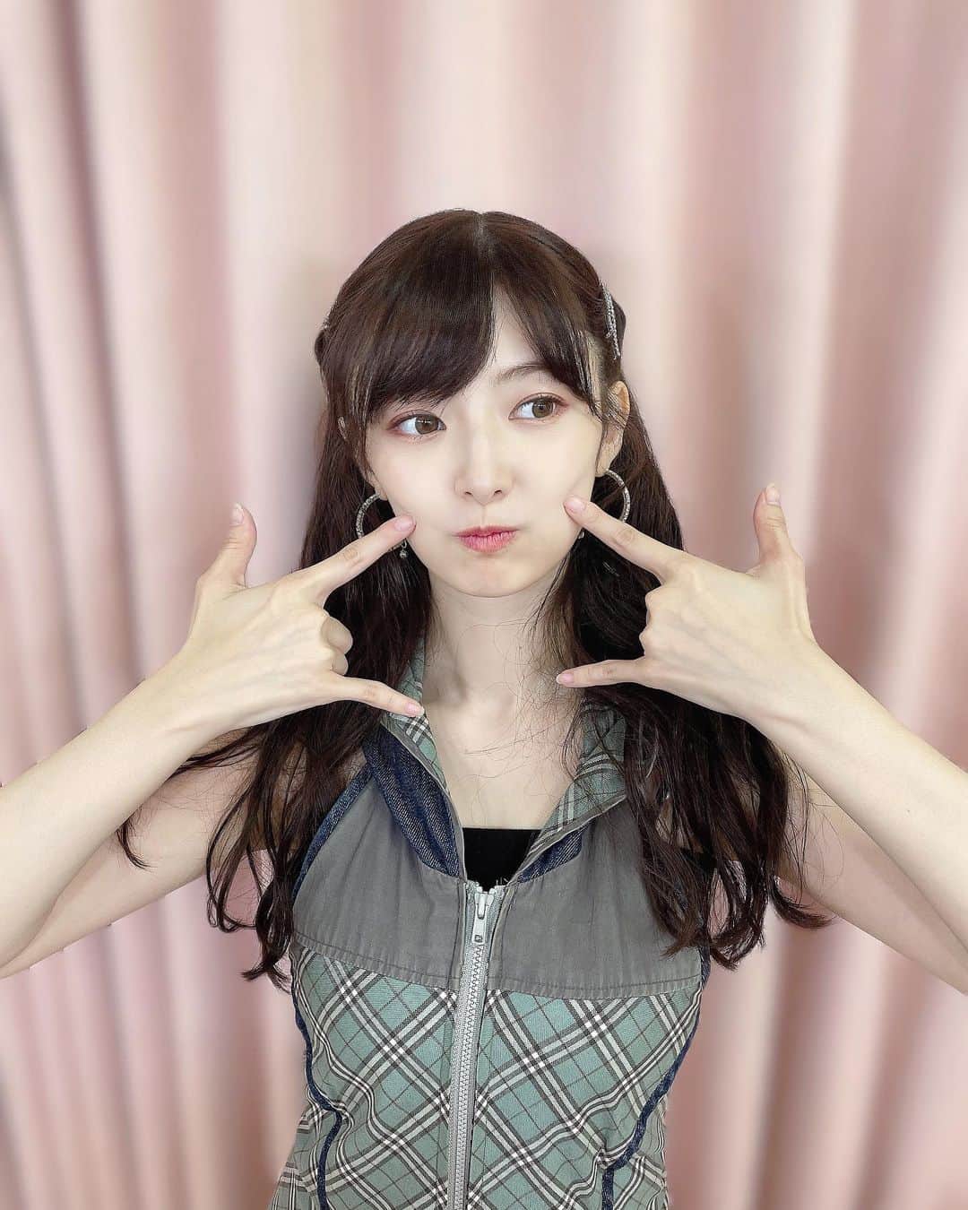 のインスタグラム：「昨日は2回公演 ありがとうございました💚🤟 . . #AKB48 #劇場 #公演 #逆上がり公演 #チームK #衣装 #idol #ねじりハーフ #ヘアアレンジ」