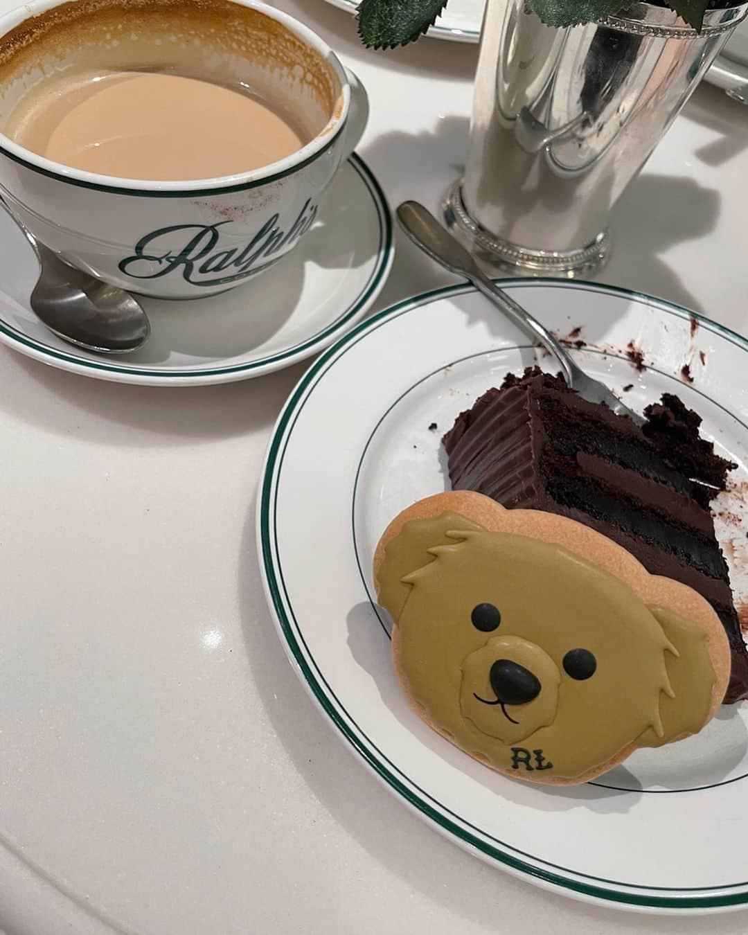 松田紗和のインスタグラム：「食べかけ飲みかけ🧸💧😂  カフェしてディナーしてルンルン気分でワイン2杯呑むと死にました🤮酒へぼ・・・」