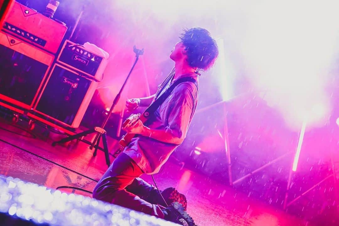 石原慎也のインスタグラム：「KANSAI LOVERS 2022 大阪城野外音楽堂　白石カメラ  WOMCADOLE×reGretGirl× Saucy Dog  カンラバ15周年おめでとうございます。生憎、最高の天気でした。びしょ濡れになってライブをするのは初めてで、裸で向き合えてる気がしました。えっちな意味ではないです。 写真かっこよ。  photo by 白石達也 @t_s_p_1988   I got soaked by the heavy rain. It was enough to ruin one of my guitars. But it was a lot of fun. And it was great. We left a legend of "Osaka Castle Open-Air Concert Hall" in the rain.」
