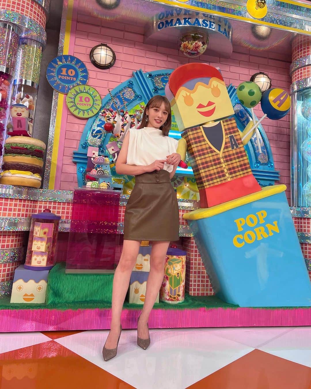 神部美咲のインスタグラム：「#アッコにおまかせ！ ありがとうございました😊❣️  クイズは全問外しましたが 3回目のアッコにおまかせ 楽しかったです💓  tops @ambient_official skirt @lipservice_official pierce @abiste_official shoes @randa_pic  #ミニスカ」