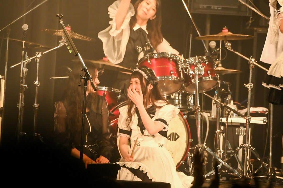 のインスタグラム：「こしょこしょ話よ(｀･ﾉω･´)  NEW EP『Unleash』が今週発売です！！！9月21日です…もうすぐなのです(｀･ﾉω･´)  今日も発売に向けて、ネタバレにならない程度に楽曲についてご紹介を…でも深夜なのでこっそりと………  M-3：Unleash!!!!! 世界征服第二章をテーマにした楽曲！すでに公開されてるアニメMVもご好評いただけていて嬉しいです!!💞何度も見てしまいます💞  M-4：Sense オーケストラオケから始まるBAND-MAIDの定番曲になりつつある楽曲ですね!! ギターのおすすめポイントはBメロのフレーズです✨  ほいじゃ おやすみんちょ(｀･ﾉω･´)zz  photo by @masafuji93   #bandmaid #japaneserock #rock」