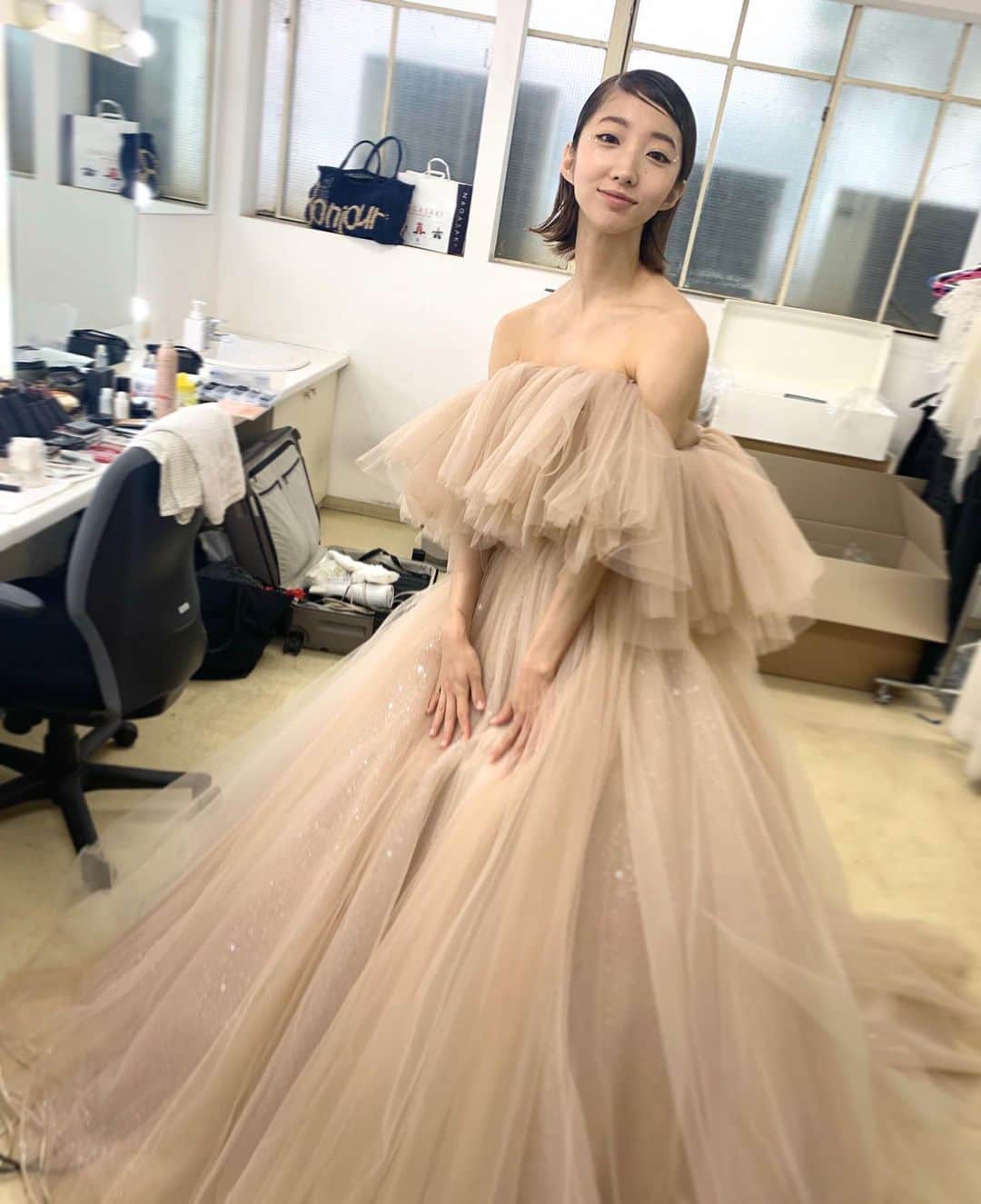 飯島望未のインスタグラム：「大好きな @bridal_costume_suehiro のオフショット👰🏻 お気に入りのドレス達  最後はレジェンドの @kei.ogata.photo さんとの2ショット🤭😍🥰 いつも優しくって笑わせてくださる🥹ありがとうございます。」