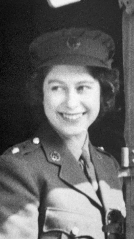 ロイヤル・ファミリーのインスタグラム：「‘The highest of distinctions is service to others.’    These words, spoken by The Queen’s father King George VI, were to inform Her Majesty’s entire working life, even before she came to the Throne.    As Princess Elizabeth she played her own part in the war effort: addressing the children of the Commonwealth alongside her sister Princess Margaret on BBC’s Children’s Hour in 1940, thanking them for their courage and forbearance:   “We are trying to do all we can to help our gallant sailors, soldiers and airmen, and we are trying, too, to bear our own share of the danger and sadness of war.”   In 1945 she joined the Auxiliary Territorial Service, training as a mechanic and becoming the first female member of the Royal Family to join the Armed Services as a full-time active member.    Two years later, on her 21st birthday, she gave a speech broadcast from South Africa, in which she set out her intentions for her future reign, asking the people of the Commonwealth to join her in her resolution to rebuild after the ravages of the Second World War. Her Majesty’s commitment to the task was absolute, ‘We must give nothing less than the whole of ourselves,’ she said, “I declare before you all that my whole life whether it be long or short shall be devoted to your service.”   Her devotion to her work and her subjects was shown in its sheer volume: she presented 380,630 honours and awards; held 459 Investitures; gave Royal Assent to 3135 Acts of Parliament; undertook 251 official overseas visits to 128 different countries and gave 88 State Banquets during her reign.    The relentless pace of her work continued well into her later years - she still attended the State Opening of Parliament, supported by The Prince of Wales and The Duchess of Cornwall, and attended almost every annual Cenotaph service.   Her Majesty regarded her public duties - particularly meeting and thanking others, and guiding her subjects in difficult times - as her way of serving others, ‘I want to show that the Crown is not merely an abstract symbol of our unity,’ she said, ‘but a personal and living bond between you and me.’」
