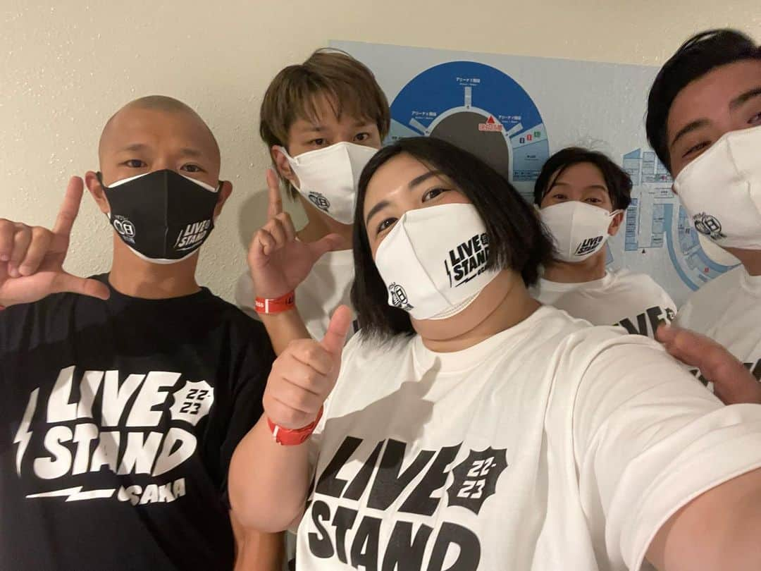 熊元プロレスさんのインスタグラム写真 - (熊元プロレスInstagram)「ライブスタンド大阪万歳三唱でした〜！！！！！  17日は稲田VS全員でアインシュタイン稲田さんと戦わせてもらってあのポムポムプリンにも会えて 18日はなんとあの城ホでゆずるさんと田中ショータイムとAAAになり恋空と雨音を熱っっっっ唱させてもらいました(＾ｰ^) 2人ともほんまにAAAじゃないとおかしいくらいキマってますよね。。  愛のかたまりが最高やったキンキキッズさんとも写真撮れました（ ; ; ） 素晴らしいハーモニーでした（ ; ; ）  #LIVESTAND #AAA #好きだよと好きだよが募っては溶けてく」9月19日 1時59分 - kumamoto.pro