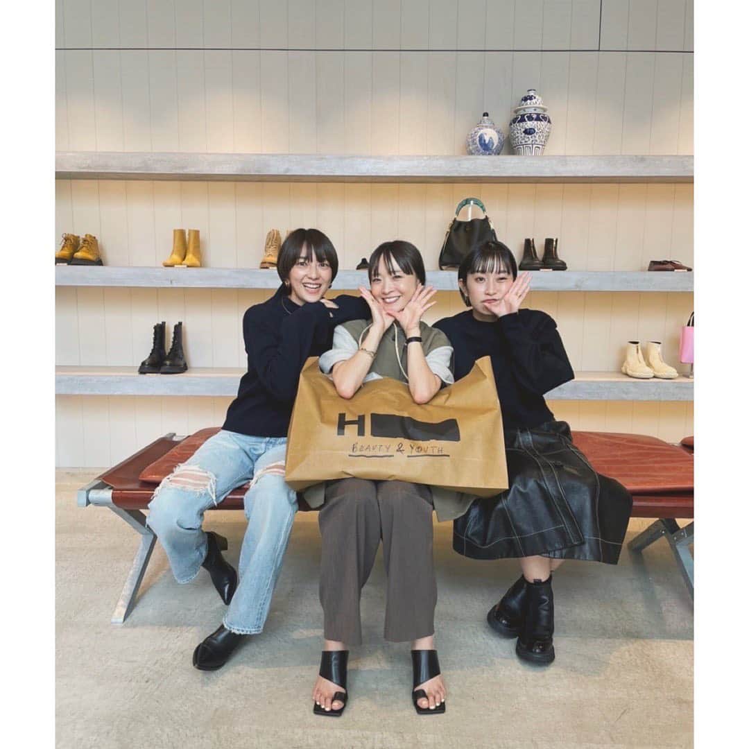 野尻美穂のインスタグラム：「みんな観てね！  Hのお店でお買い物企画！ 久しぶりに行ったから真剣に悩みすぎました😇 平井と森岡ちゃん、サポートに當間ちゃんと一緒に楽しく撮影してきたよ☺️  あ〜沢山笑った🤣🫶🏻💞  私が撮影で着てる服は全部wai+ だよ😙  #youtube  #hbeautyandyouth  #shopping」