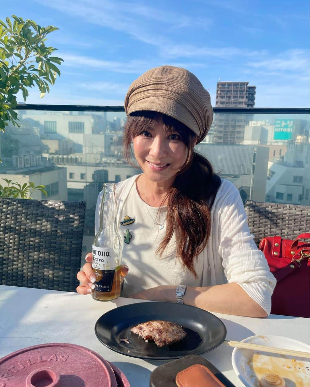 山田佳子さんのインスタグラム写真 - (山田佳子Instagram)「お天気の良かったある日、BBQビアガーデンへ🍻乾杯〜♪  ⁡ #手ぶらでbbq #楽しかった #コロナビール #乾杯🍻  #夕暮れ時 #ビアガーデン #渋谷 #神南軒 #アラカン世代を楽しむ #アラカン女子」9月18日 18時04分 - yoshiko117