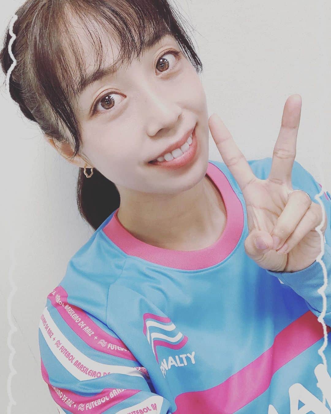横山愛子のインスタグラム：「アッコにおまかせアシスタントに、5年ぶりに復帰しました❗️❗️ アッコさんと峰さんにも、またアシスタント復帰したご挨拶をさせて頂き、『もう5年も経ったの⁉️ずっといる感覚だよ！』と峰さんに言って頂けて、とても嬉しかったです^ - ^ スタッフさんも皆さん覚えててくださり😄アットホームな場所に帰ってこれて光栄です！！セットも変わったり、アシスタントも１人になったり、マスクしての出演になったり。。色々と変わりましたが🥲また生放送ならではのドキドキと生トークの爆笑を味わえて幸せでした(^ ^)毎週ではないですが、これからよろしくお願い致します❣️ ぜひ見つけてみてください😄  ps→帰宅したら、お疲れ様！と子供達が粘土でケーキを作ってくれていました🎂 #アッコにおまかせ　#生放送　#アシスタント  #TBS #横山愛子　#こどものいる暮らし  #粘土作品　#2歳差育児　#年子　#4歳　#2歳」