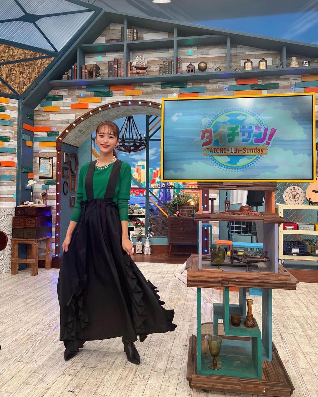近藤千尋のインスタグラム：「タイチサン！生放送 ありがとうございました💕📺 今日はグリーンな衣装😍 美味しくて楽しくて癒されて あっという間の一時間半でした💗🥰　 森アナと一緒に。。🌈  トップス @plage_jp  ボトムス @enfold_official  アクセサリー @unoaerre_japan  シューズ @randa_pic  バケハかぶりのはーたんと🤙笑  ロンパースは @editforlulu_official  バケハは @lamaisondelyllis   #近藤千尋衣装  昨日のお祭りでかぶってた色違いだよ🌈  東京トキメキ百貨店の 衣装も載せますね📺💖 黄色が差し色でとってもかわいかった衣装😍  ウェア @maisonspecial_women  アクセサリー @graey_official  シューズ @dianashoespress  は！！明日からまた月曜日！ 学校の用意しないと💦とおもったら 明日は祝日でした㊗️笑 頭の中を整理しないと。笑🥹  早く台風が落ち着きますように。。」
