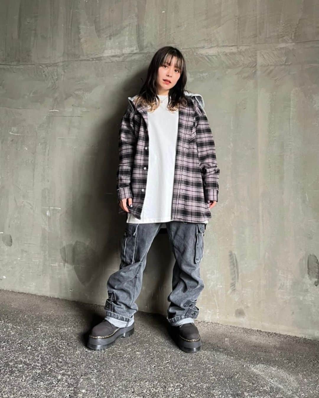 XGIRL_ootdのインスタグラム：「#xgirl_ootd @__wendys2 145cm 　 X-girl HIROSHIMA STAFF 　 ------------------------------------ ▪️HEAVYWEIGHT FLANNEL HOODED SHIRT ￥12,100(税込) ▪️DENIM CARGO PANTS ￥17,600(税込) ------------------------------------ 　 #xgirl #xgirljp #エックスガール #ストリートコーデ #スタッフスナップ #メンズライクコーデ #メンズライク女子 #シャツ #シャツコーデ #オーバーサイズ #デニムコーデ #低身長コーデ #y2k #y2kファッション #y2kstyle」