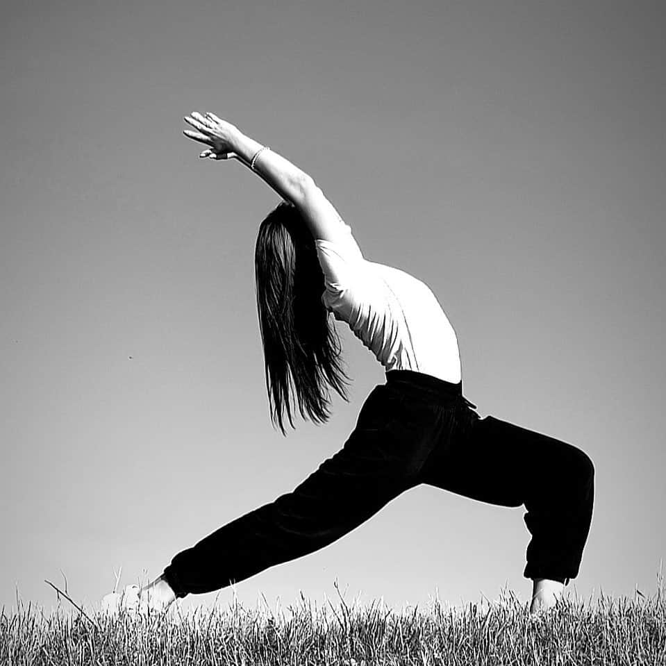 アレクサンドラ・ナザロワのインスタグラム：「„Take care of your mind, your body will thank you. Take care of your body, your mind will thank you“ _ Yoga will be Part of our online session, us a figure skater that is an important thing for everyone_ _#yoga #body #balance #mind #strenght #gym #figureskating #openyourmind #life #lifestyle #loveyourself #loveyourbody」