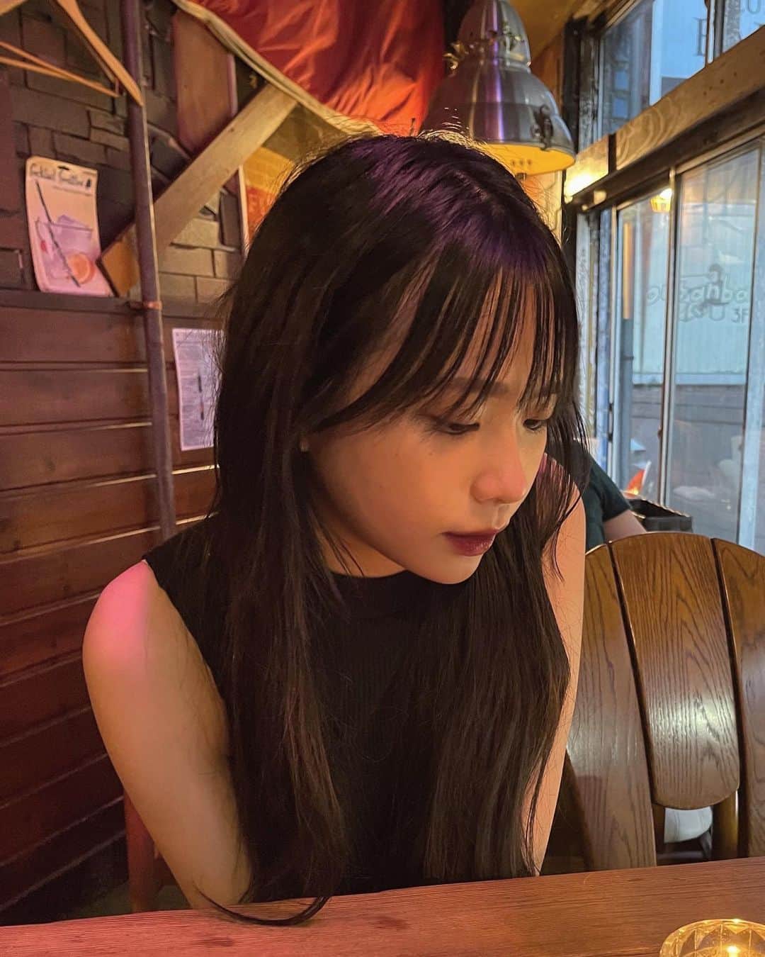 麻生果恩のインスタグラム：「. ご飯待ちの時ってわくわくするよね〜🍚  Liveで撮ってもらって、 フォルダにいつもと違う表情多めだったから 載せた事ない感じの写真載せてみる🐈‍⬛」
