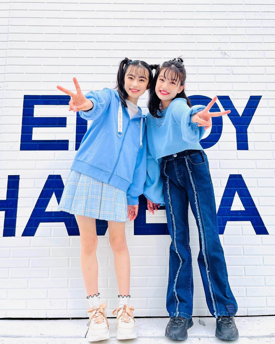 ニコ☆プチのインスタグラム：「☁️💙☀️  ブルーなふたり🫶🏻 ⸝⋆ 10月号にはピンクなふたりもいます😙💗  台風みんな気をつけてね🥺  #川瀬翠子 #白水ひより #ニコプチ」