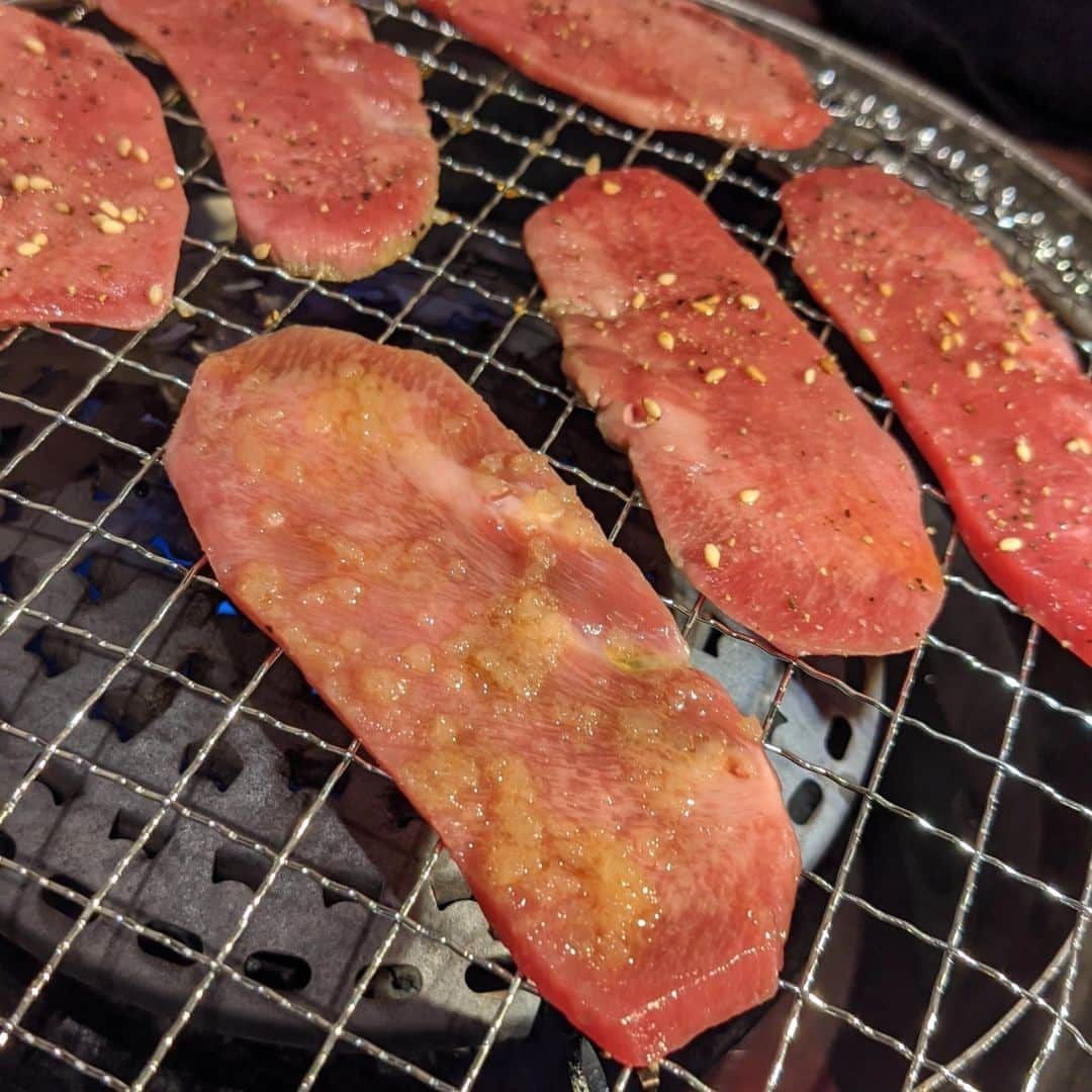 西垣るかのインスタグラム：「久々に家族で焼き肉。肉版カズ猫もいるので来た人は、お引取りおなしゃす。#肉屋うましか」