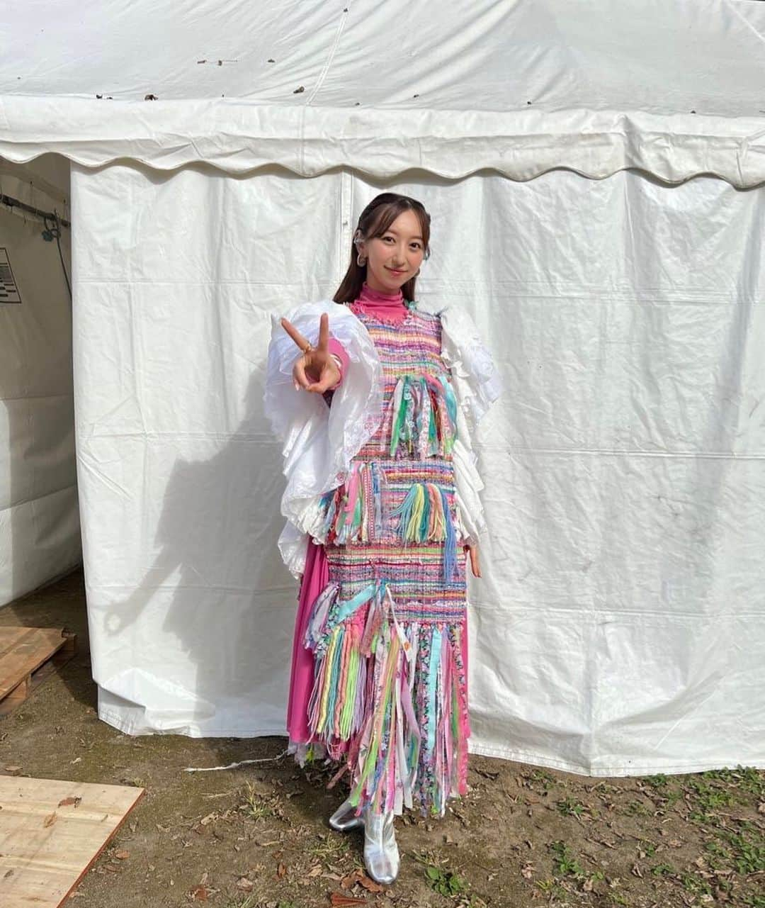 飯田里穂のインスタグラム：「ナガノアニエラフェスタ20-22 ありがとうございました💘  久しぶりのLIVEステージ 野外フェス 台風どこいった？の晴天  全てが最高でした。 2年越しの想いいっぱい届けた。  改めて、開催おめでとうございました👏🏻  衣装は天気が晴れて来たので 想定とは違った フェス感たっぷりの派手派手に💗💗 @shingo_tsuno   dress @666wa666  bangle @garni_official   また出演出来るようにがんばるぞーっ！  #アニエラフェスタ #naf22 #長野 #佐久平」