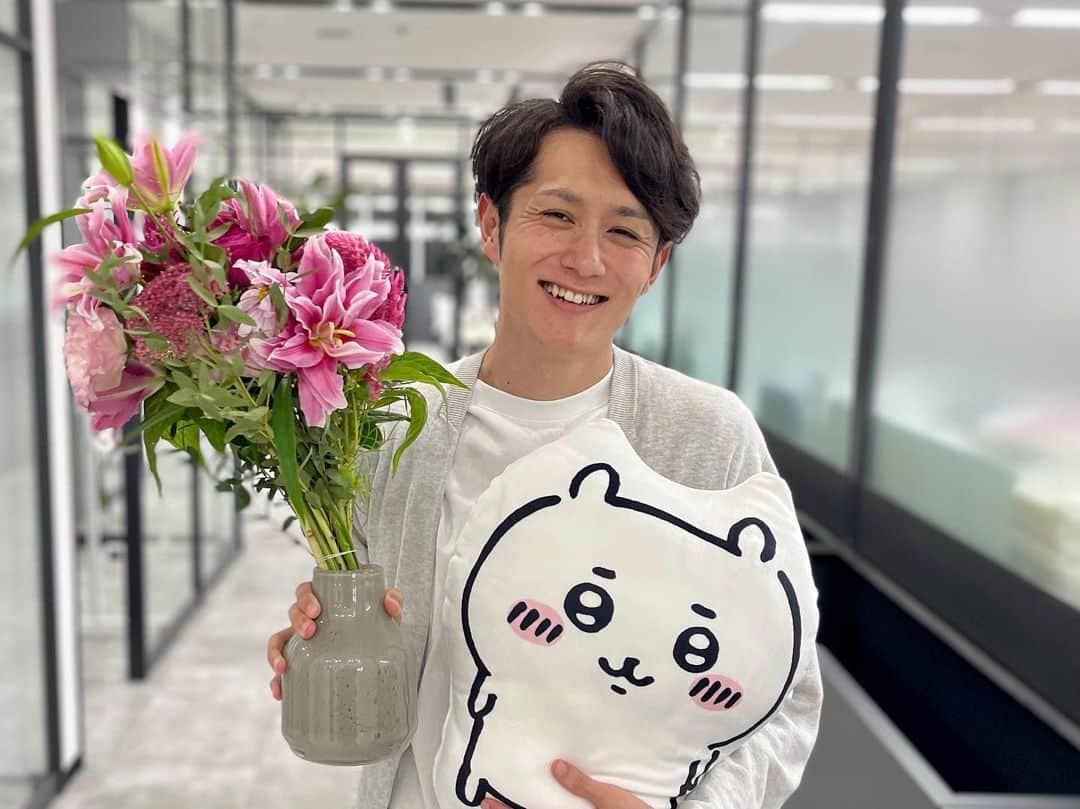 マコなり社長さんのインスタグラム写真 - (マコなり社長Instagram)「33歳になりました！ 支えてくださっているフォロワーの皆さまいつもありがとうございます。  今日も「人生にサプライズを」をテーマに元気いっぱい生きてます。  ◎会社 2020年のコロナショック以降、divは大きな戦略転換を進めてきました。長期戦になると覚悟していましたが、ようやく花開きはじめ、次の飛躍に向けての準備が整いつつあると感じています。  自分ひとりでエンジニア出稼ぎしてくれば、なんとかできた昔の経営危機とはまるで違い、規模が拡大した今では役員、社員、株主を始めとしたたくさんの方の支えなしでは何もできないと痛感する日々でした。本当にありがとうございます。  後から成功物語を語るとすべてが計画されていたかのようにエレガントに見えます。ですが、これまで歯車が回り出す瞬間はいつも突然でした。もがいてもがいて、試して試して、目の前の問題解決と根本からの見直しを繰り返して、気づいたら驚くほど遠くまで来てる。一喜一憂せず、大きな視点を持って挑戦を続けていきます。divを応援いただけますと幸いです。  ◎発信活動 権限委譲と会社の仕組み化が進んだことで生まれた余暇を使ってなんとなく始めたYouTube。本当に運良く時代の波の乗れて、一定の影響力を持つことになりました。  はじめは集客施策の一つという捉え方でした。けど、今は違います。発信そのものが生み出す誰かの人生への影響力の大きさを実感したからです。「動画を見たことをきっかけに行動を起こして人生変わりました」とメッセージをくださった方の数は数えきれません。  発信活動もまた一つの、事業とは異なる「人生にサプライズを」の体現だと捉えて本気で取り組んでいます。2年以上毎日、欠かさず配信している‪InsideStories‬も同様です。ちなみに8月のYouTubeは今年最高のパフォーマンスを出すことができました。感謝です。  一つ悩みがあるとすればYouTubeも‪InsideStories‬も過去のクオリティを超えようとし続けるあまり一つ当たりの作成コストが初期の数倍になってることです。倒すたびにより強くなって復活するモンスターと戦い続けているようです。もう回復薬とMPはあまり残されていません。いけるところまでいってみます。滅びの運命を変えるか、打ち倒されるその日まで。  ◎個人的な価値観 起業したての頃は、経済的な価値や世の中へのインパクトだけが正義のような世界の捉え方をしていました。今は多くの経験を通して価値を測る定規が増えました。その結果、他者の価値観に寛容になりながら、不要な判断を減らして、自分の中の理屈ではない情熱を大事にするようになったように思えます。  ともに戦ってきた大切な仲間にも恵まれて、逆境の中でも孤独感、無力感に過度に苛まれることもありませんでした。感謝しかありません。  良くも悪くも「まだまだ足りない」「成り上がったる」「あの人に負けてる」的な心の乾きはなくなりました。（とはいえ、直属の部下には厳しいし、相変わらず夜も土日も基本すべて仕事に使う生活をしてますが）  今は孫さんでもマークザッカーバーグでもなく、自分でありたいです。私の中で「自分を生きる」とは過去の自分を捨て続けて暗闇に飛び込みつづけることを意味します。  その中で唯一手放さないものは「人生にサプライズを」という人生の理念とdivのクレドにもなっている「主体的に動く」「理解に徹する」「感謝を伝える」「できないに挑戦する」「他者に貢献する」という行動規範です。生き様こそが目の前の世界を変え、人生を豊かにすると信じています。  この投稿をみてくださるすべての方への感謝申し上げます。  ※お花はファンの方から、ちいかわはアシスタントチームからもらいました  #マコなり社長 #ちいかわ #hbd」9月18日 20時12分 - makonarishacho