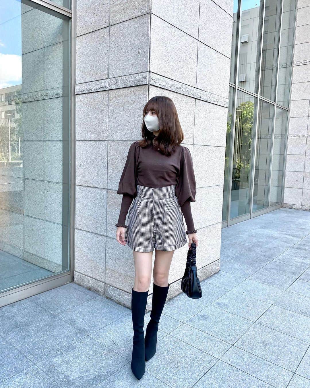 のインスタグラム：「🐻🧦 ⁡ この前載せたトップスのお色違い🤎 ブラウンもgetしました ! ⁡ やっぱりハイウエストのボトムスと 相性がいいので、 この日は千鳥格子柄のショートパンツを。 ⁡ シンプルだけどフリルが効いてるトップスを 1枚もっているだけで秋服準備出来ますよ🫢🤎 ⁡ SHOPLISTで¥1,000OFFの time sale中です✨ ⁡ ⁡ tops @olupic_official  bottom @grl_official  boots @randa_pic  ⁡ ⁡ ⁡ ⁡ ⁡ #秋コーデ #秋服コーデ #OLUPIC #オルピック #プチプラ #プチプラコーデ #GRL #グレイル #RANDA #ソックスブーツ #ブーツ #ブーツコーデ  #grl購入品 #グレイル購入品 #グレイルコーデ #grlコーデ」