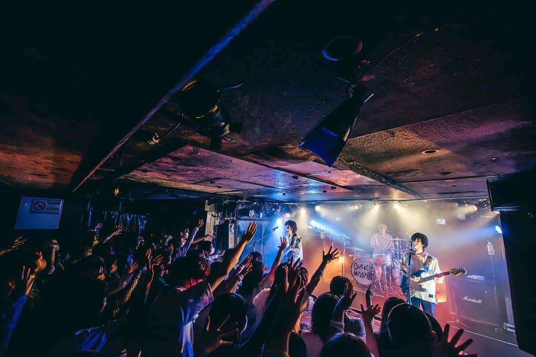 のインスタグラム：「. 「おいしくるメロンパン cubism tour - トワイライト・フィルムショー-」初日＠千葉LOOK  トワイライト・フィルムショー初日にお越しいただいた皆様、ありがとうございました！ 皆様と一緒に盛り上がった最高のスタートになりましたね✨  次回は、明日9/19(月祝)栃木・HEAVEN'S ROCK Utsunomiya VJ-2！ 栃木の皆さん、よろしくお願いします！  photo by @n_t_m.k   #おいしくるメロンパン #トワイライトフィルムショー」