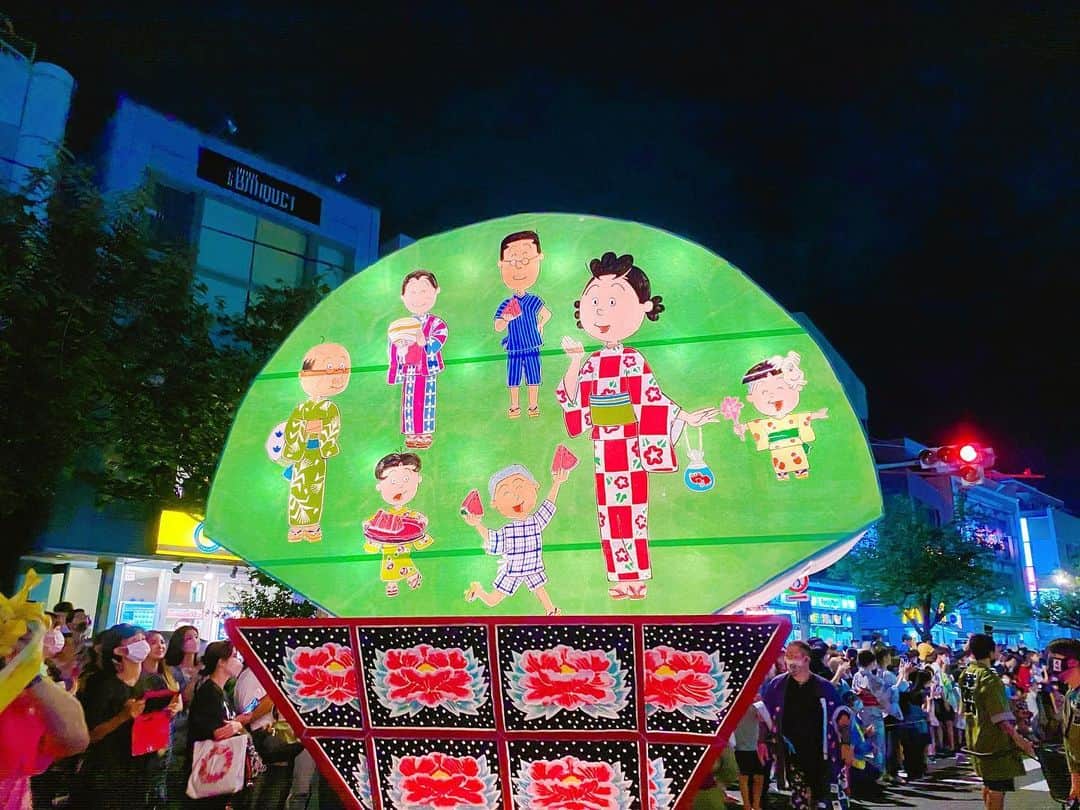 ベッキーのインスタグラム：「桜新町のねぶた祭りへ。 初めて参加しました！ サザエさんのねぶた、かわいすぎたー🌈  なんだか色々なお祭りが復活して来てうれしいな。」
