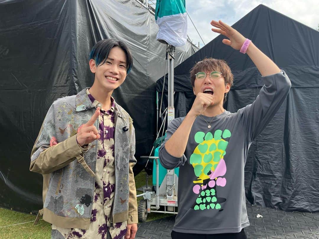 松浦航大のインスタグラム：「秋田CARAVAN MUSIC FES めちゃくちゃ楽しかった！！  僕の曲も、モノマネも 全開で歌えて 音楽、景色、一体感 最高に気持ちよかった！！！ もっともっと長く歌いたかった！  呼んでくださった高橋優さん、 出演者の皆さん、 来てくれた皆さんありがとうございました！  また秋田にきて音楽で 盛り上げたいな！  #ACMF2022 #高橋優 #松浦航大 #ものまね  バンドメンバーともいい写真。」
