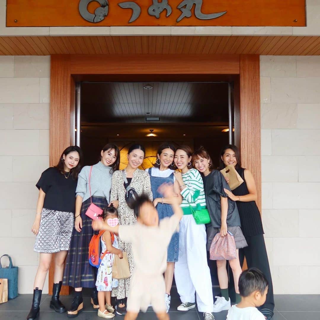 Mai Wakimizuのインスタグラム：「〜LINKABLE1泊2日の旅in淡路島〜後半 お宿を後にし、lunchはうめ丸へ♡お泊まりが出来なかったメンバーはここで合流＼(^o^)／実は今回初めて全員集合が叶ったのだけど、それがオフィスではなくまさかの淡路島。笑 5年前、真加と2人だけで始めたLINKABLEが今ではこんな沢山のスタッフに恵まれました♡オフィスでこっそり可愛い！欲しい！と会話してるのを聞くのがどれだけ嬉しいか（；＿；）♡お客様はもちろんだけど、まずteamの皆に愛されるブランドになりたい。そう思ってます♡(皆読んでくれてるかな？笑)ご注文下さるお客様方、LINKABLEはこのようなメンバーでお送りしています♡笑 来月は神戸でのpopup!!それに向けてまた気を引き締めて頑張ろう！と気合い入りました♡1ヶ月前に決めた急すぎるスケジュールだったけど、初めての社員旅行、とっても濃い2日間でした♡〜LINKABLE1泊2日の旅in淡路島〜完。 #linkable#うめ丸#淡路島」