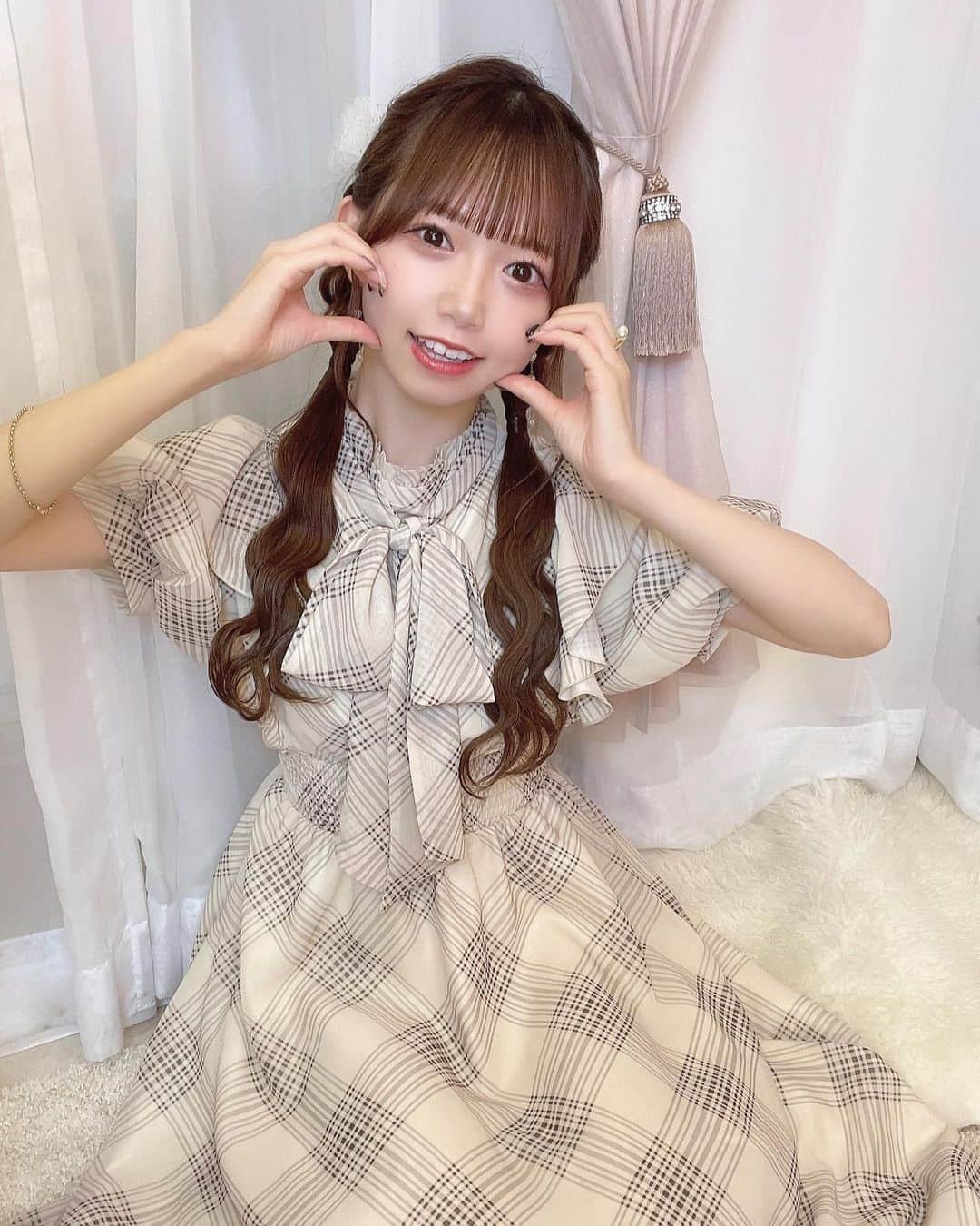 畑美紗起のインスタグラム：「はーとの中にはいったよ🫶🏻  今日は @evelyn.official 来店イベントでした👶🏻☁️  お足元の悪い中きてくださったみなさん ありがとうございました🎀  みなさんとお久しぶりに対面でお話しできて とってもたのしかったです🥰  チェキも大切にしてね📸  また機会があったらぜひ会いに来てください∩^ω^∩  ヘア💇🏻‍♀️ @otaku_hairdresser  #fashion #coordinate  #秋コーデ #秋服コーデ  #ootd #ツインテール #ツインテールアレンジ #pr #ootdfashion #みちゃしふく #コーデ  #evelyn #ガーリーコーデ #ファッション #ファッションコーデ #髪型 #ヘアアレンジ #今日のコーデ #畑美紗起 #ヘア #ヘアアレンジ #fashion #pr #fashiongram #fashionista #ootd  #ootdfashion  #instafashion #dailylook #hairstyle #outfit #hair #japanesegirl #japanese #みちゃしふく」