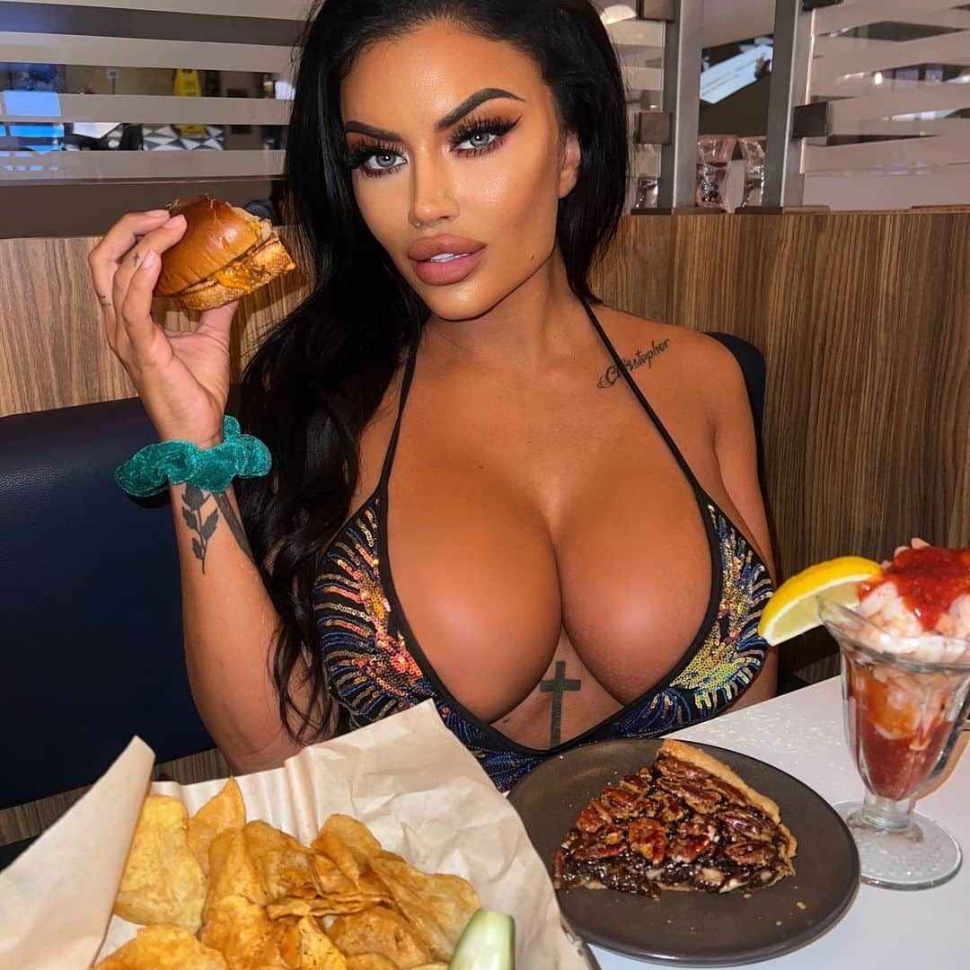 Italia Kashのインスタグラム：「Where would you take me on a date ?」