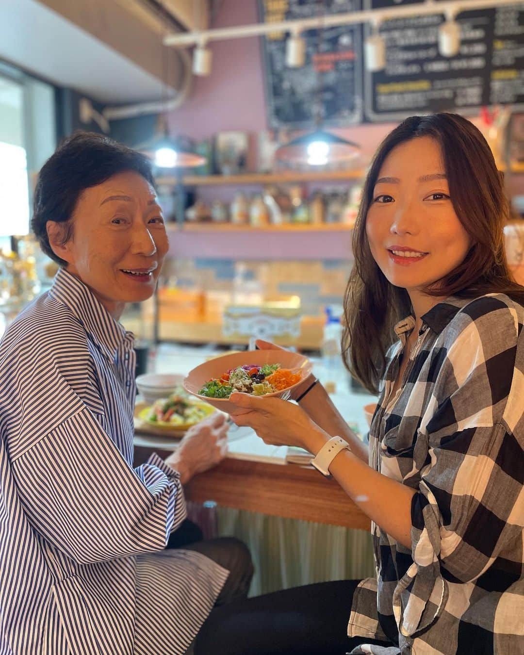 CRAZY COCOさんのインスタグラム写真 - (CRAZY COCOInstagram)「Why don’t you go for a healthy option 🥑🍅🥒？？  ずっと気になっていたスーパフードのカフェ🥗 実は先週来た時は閉まってて、 更に行きたい欲が爆上がりしてん笑  お母さん、お姉さん、妹さんでやってらっしゃる、 ブッダボウルがシグニチャーのカフェ🥗 皆さんむちゃくちゃ美人で、 内面からも輝いていた素敵なご家族やった♡ うちも家族で行かせてもらったから、 なんだかほっこりした空間でした♡  最近は、「いつかいこうね」ではなく、 「近く？今行けるとこ？じゃあ今行こうや！」を 大切にしてる👍  海外や、離島旅行みたいに、 お金や時間がかかるところは仕方ないけど 「行けるのに行かなかった」で 後から後悔したくないと強く思う🌈🌈  皆さん、台風にはくれぐれもお気をつけてお過ごしください🤲  #myfamily#familyoriented#familyconesfirst#happy#vegan#superfood#cafe#buddhabowl#vegetarian#ジュースクレンズ後に#反動で爆食いしてもた#こうはなったらあかんで」9月18日 20時56分 - crazycoco0906