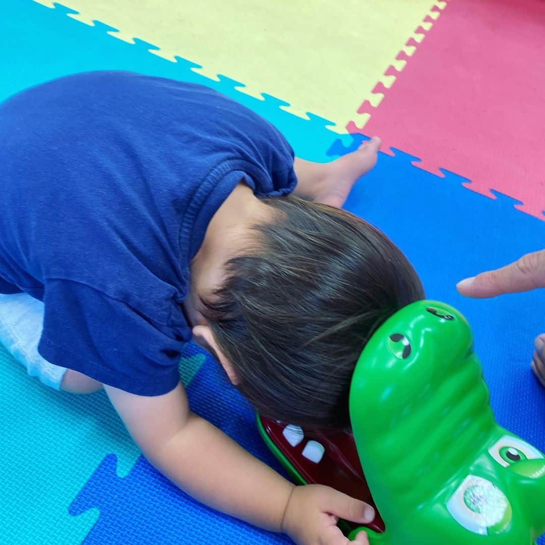 豊崎由里絵さんのインスタグラム写真 - (豊崎由里絵Instagram)「. 児童館にて。 初めて見るおもちゃに 突然自ら頭を突っ込む次男。 . #懐かしのおもちゃ #歯を押していくゲーム #噛まれたかったらしい #家族でめっちゃ盛り上がった🤣 #しっかりドキドキした🤣」9月18日 20時56分 - yurietoyosaki